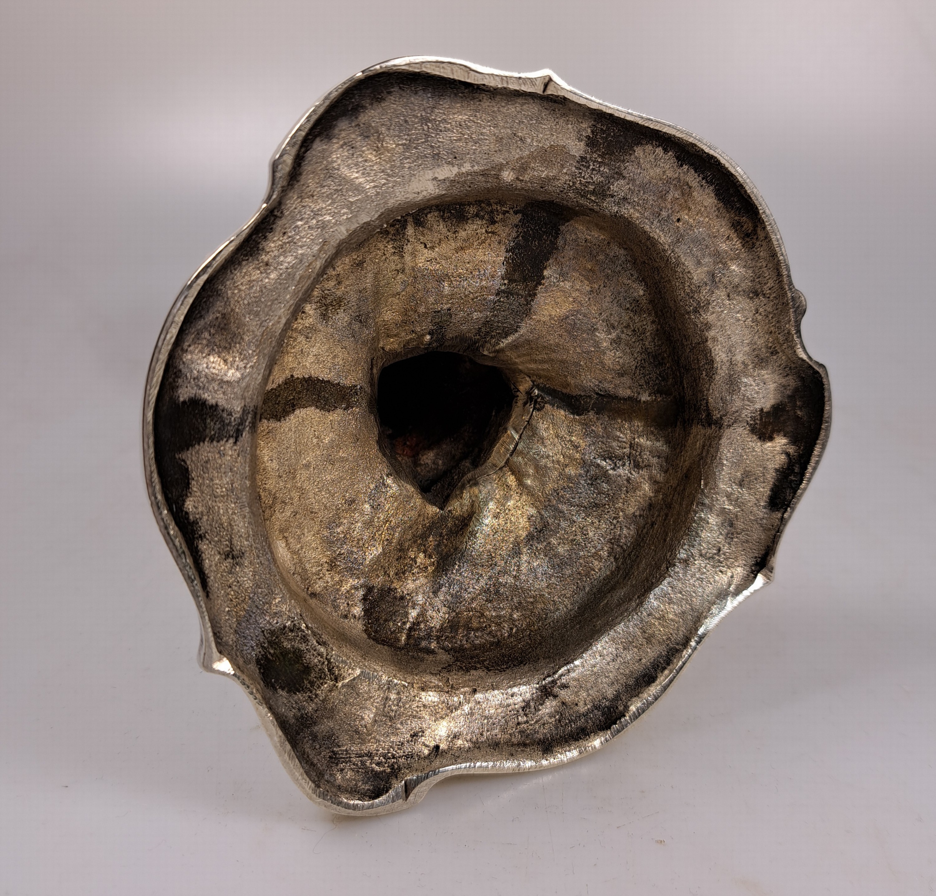 Detail d: Kerzenleuchter, Heinrich Bleyer, Chemnitz, um 1900, 800er Silber, Rokokostil, reich reliefiert, H. ca. 19 cm, ca. 675 g