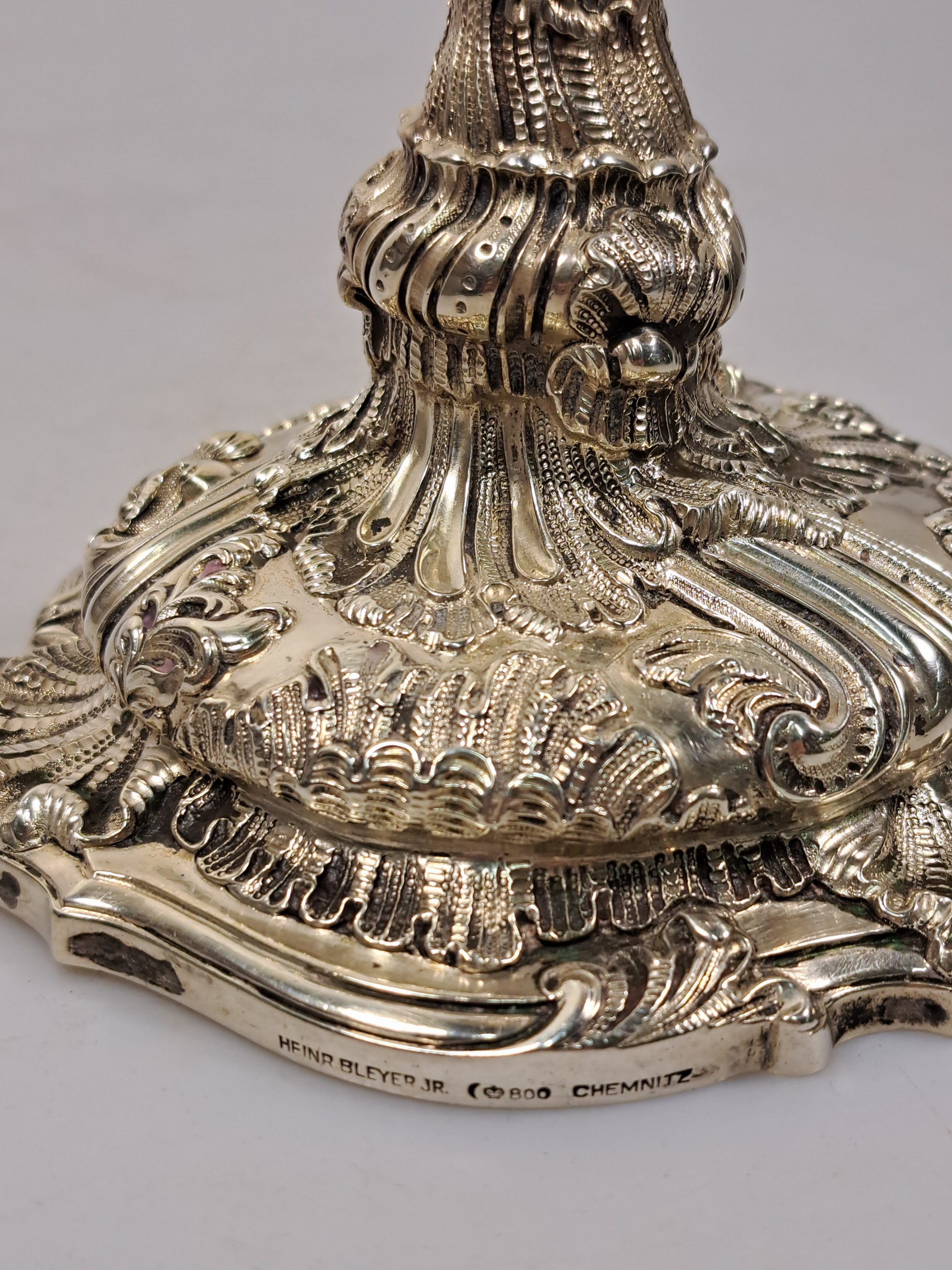 Detail e: Kerzenleuchter, Heinrich Bleyer, Chemnitz, um 1900, 800er Silber, Rokokostil, reich reliefiert, H. ca. 19 cm, ca. 675 g