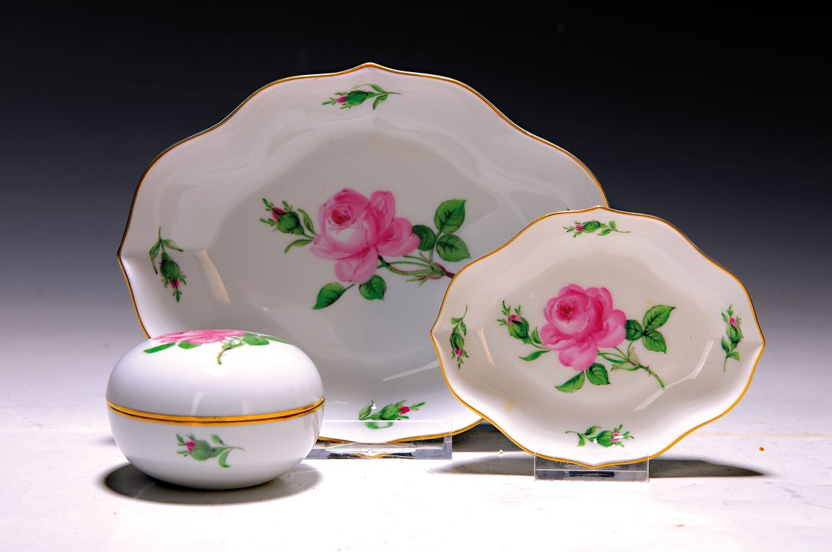 Detail a: Mokkaservice, Meissen, 20. Jh., Porzellan, Rote Rose, Goldränder mit Muscheldekor, Mokkakanne, Zuckerdose, Sahnekännchen, 6 Mokkatassen mit ...