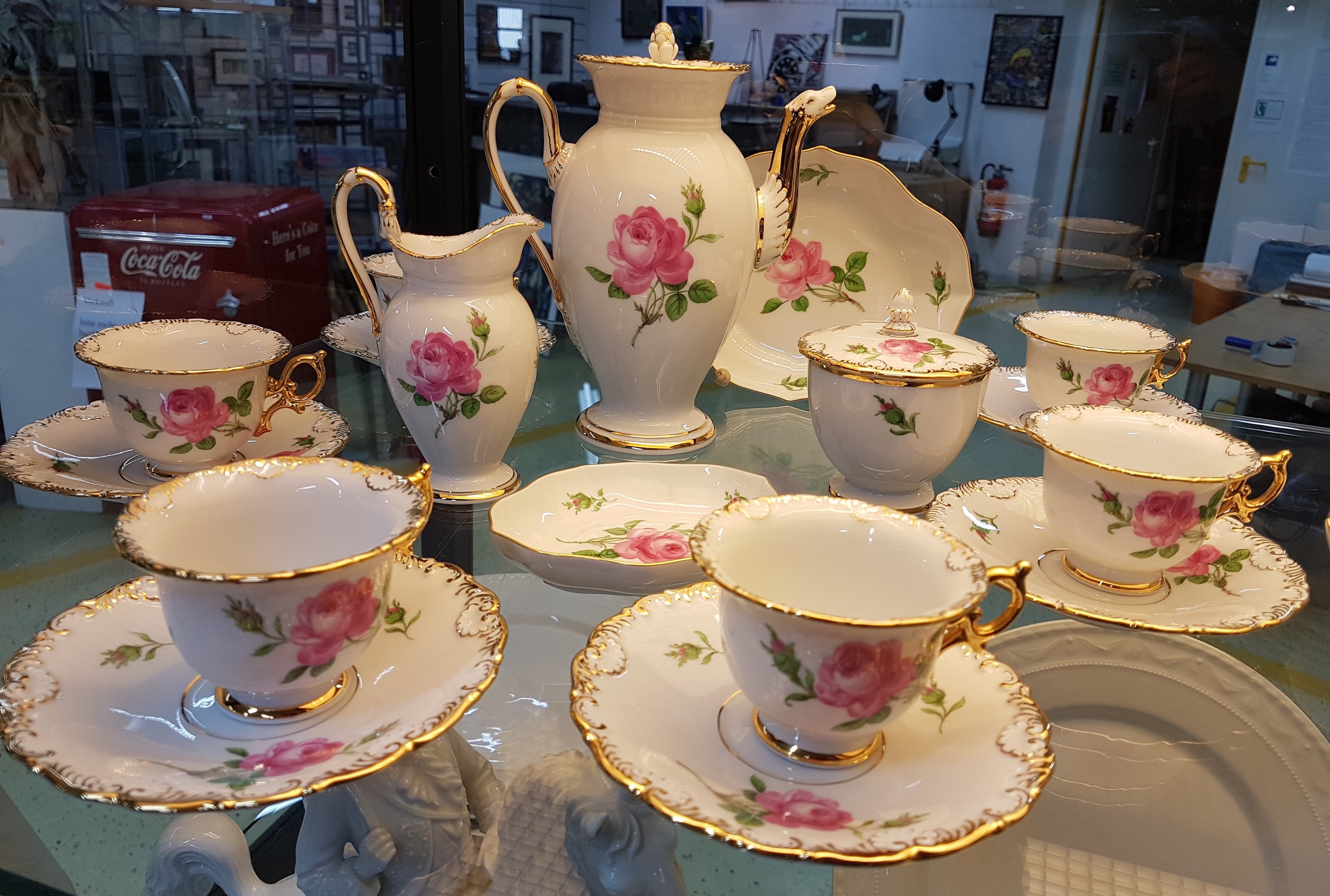 Detail b: Mokkaservice, Meissen, 20. Jh., Porzellan, Rote Rose, Goldränder mit Muscheldekor, Mokkakanne, Zuckerdose, Sahnekännchen, 6 Mokkatassen mit ...
