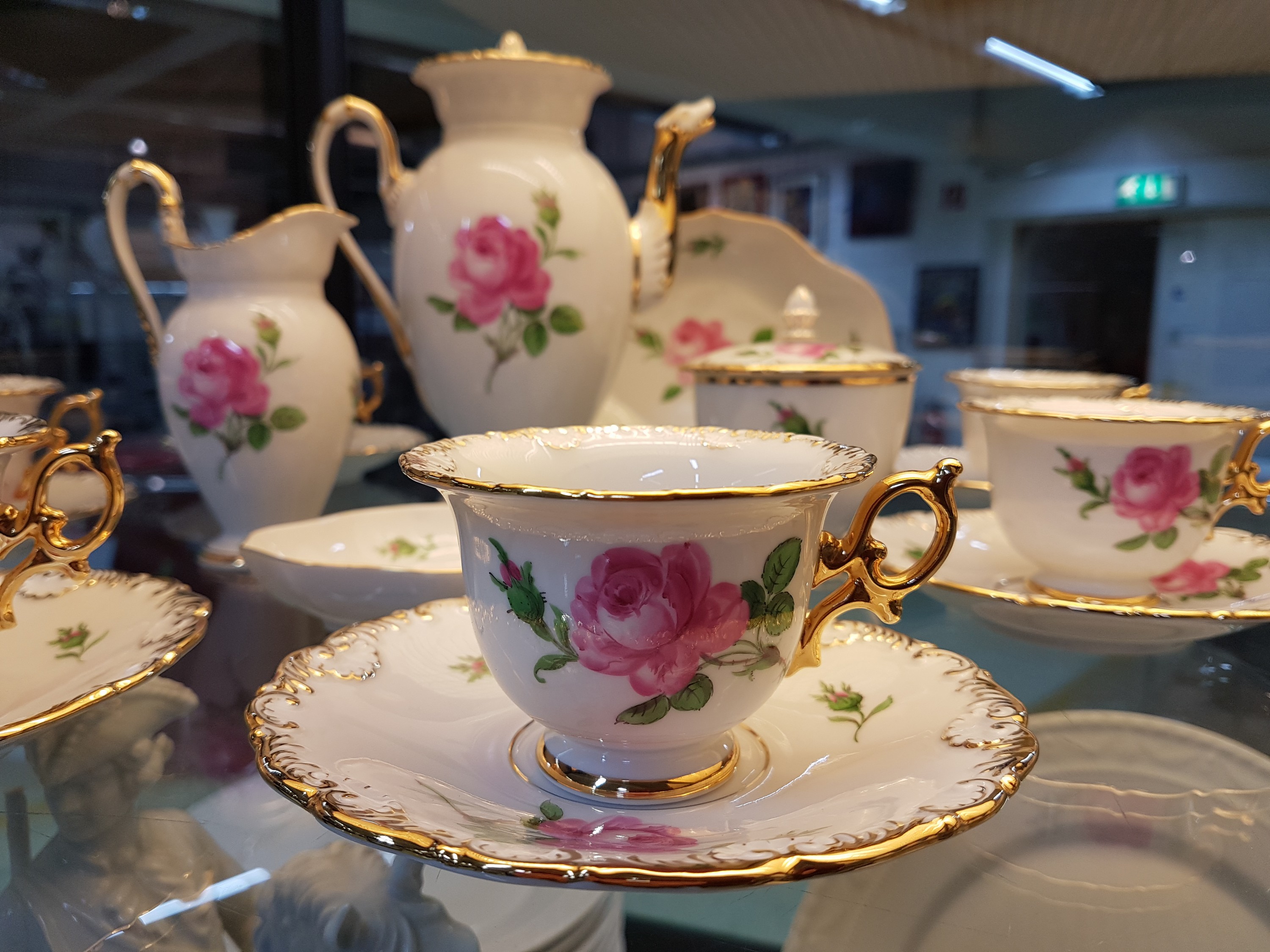 Detail c: Mokkaservice, Meissen, 20. Jh., Porzellan, Rote Rose, Goldränder mit Muscheldekor, Mokkakanne, Zuckerdose, Sahnekännchen, 6 Mokkatassen mit ...