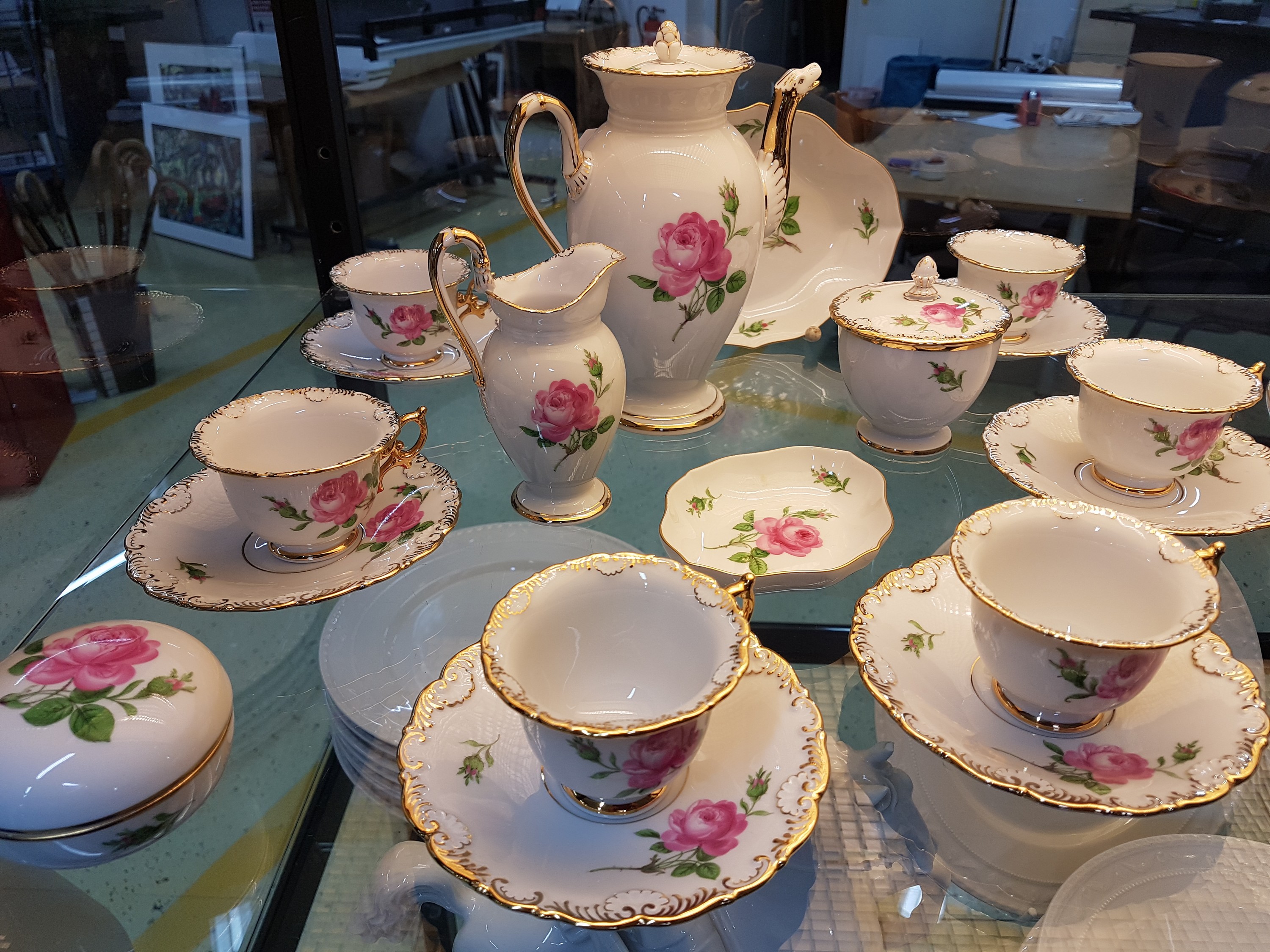 Detail d: Mokkaservice, Meissen, 20. Jh., Porzellan, Rote Rose, Goldränder mit Muscheldekor, Mokkakanne, Zuckerdose, Sahnekännchen, 6 Mokkatassen mit ...