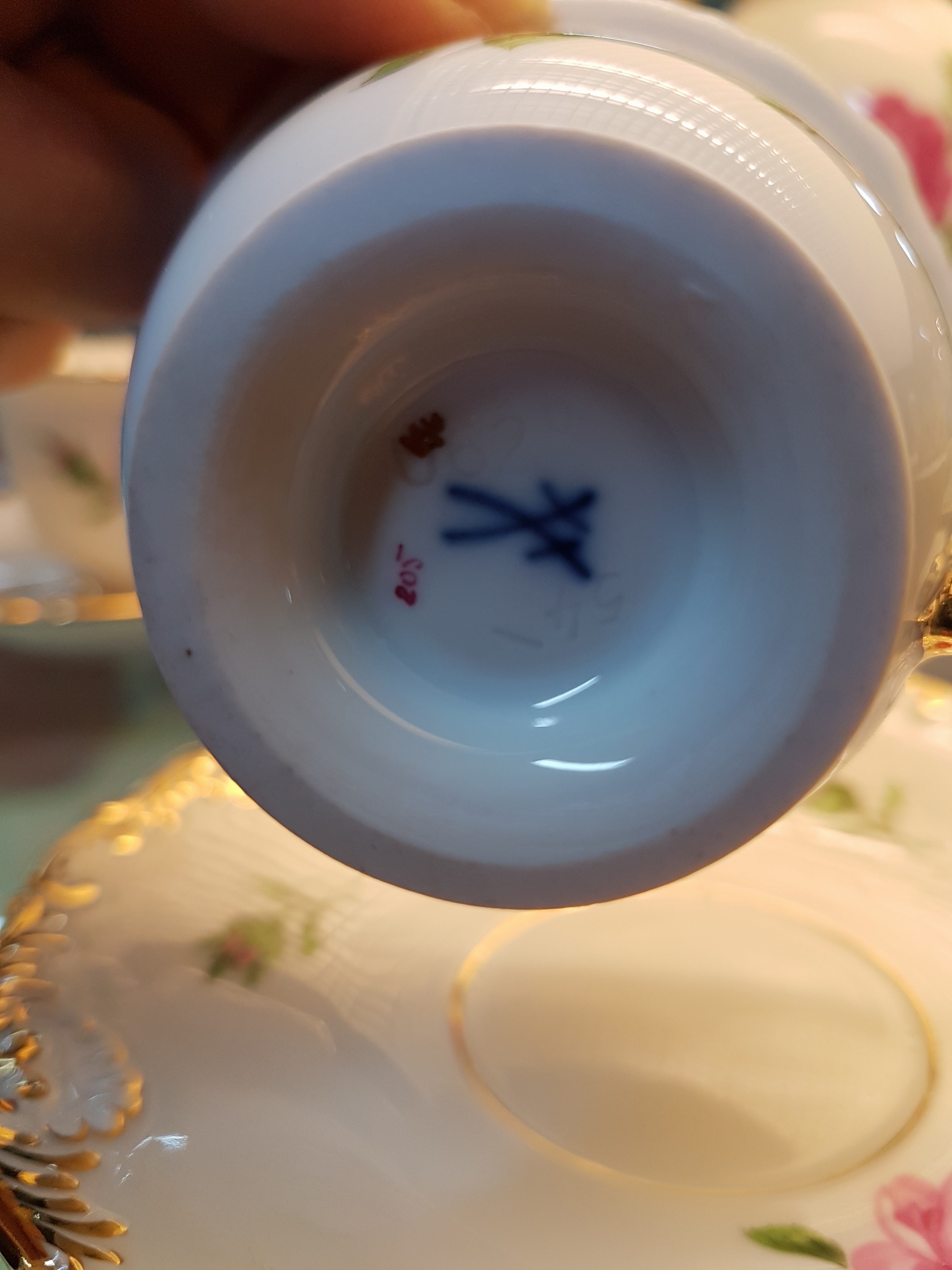 Detail e: Mokkaservice, Meissen, 20. Jh., Porzellan, Rote Rose, Goldränder mit Muscheldekor, Mokkakanne, Zuckerdose, Sahnekännchen, 6 Mokkatassen mit ...