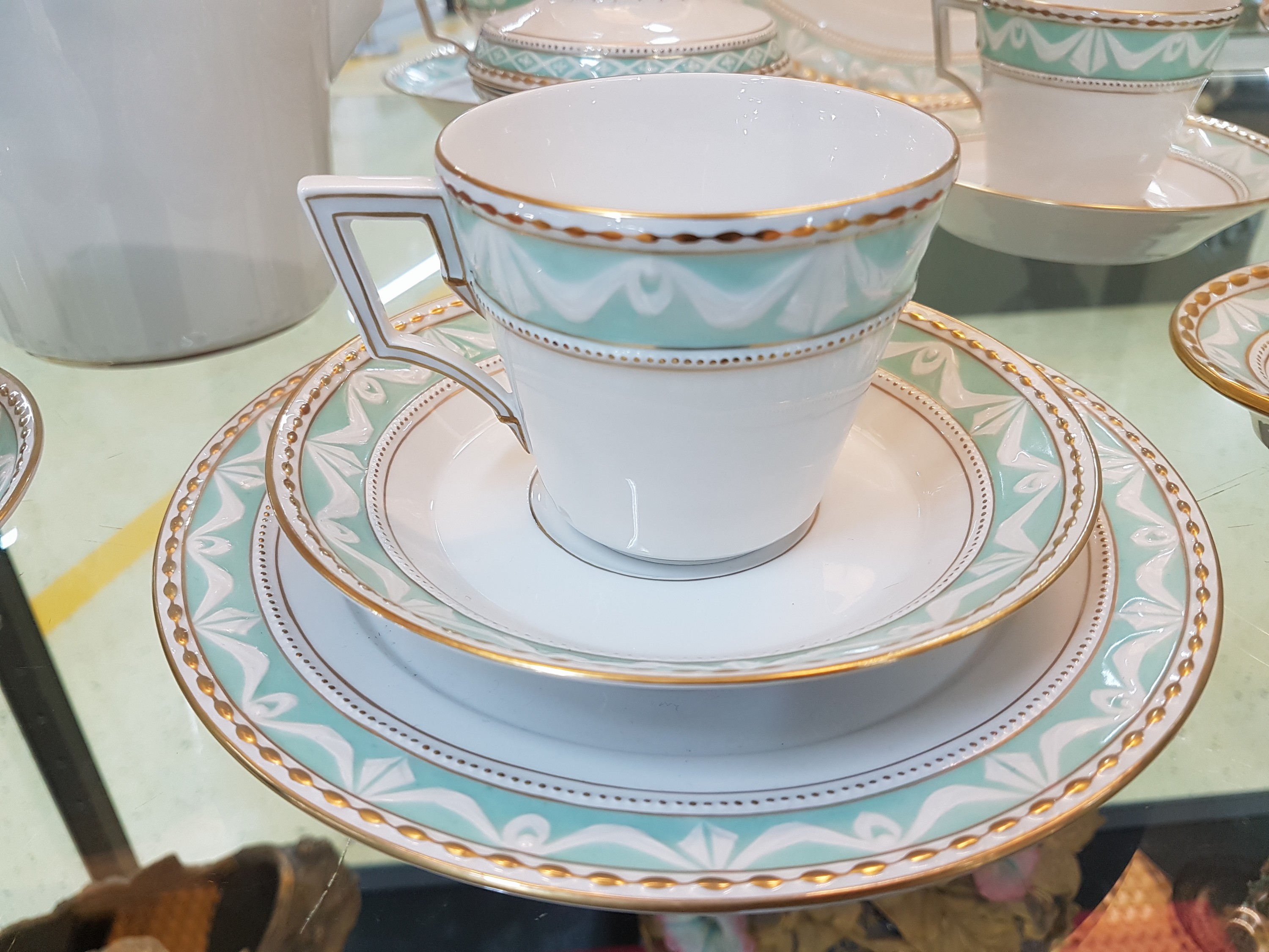 Detail c: 32tlg. Kaffee- und Speiseservice, 6 Personen, Kurland, Porzellan, teilweise türkisfarben und golden gehöht, Kaffeekanne, 6 Tassen mit 6 ...