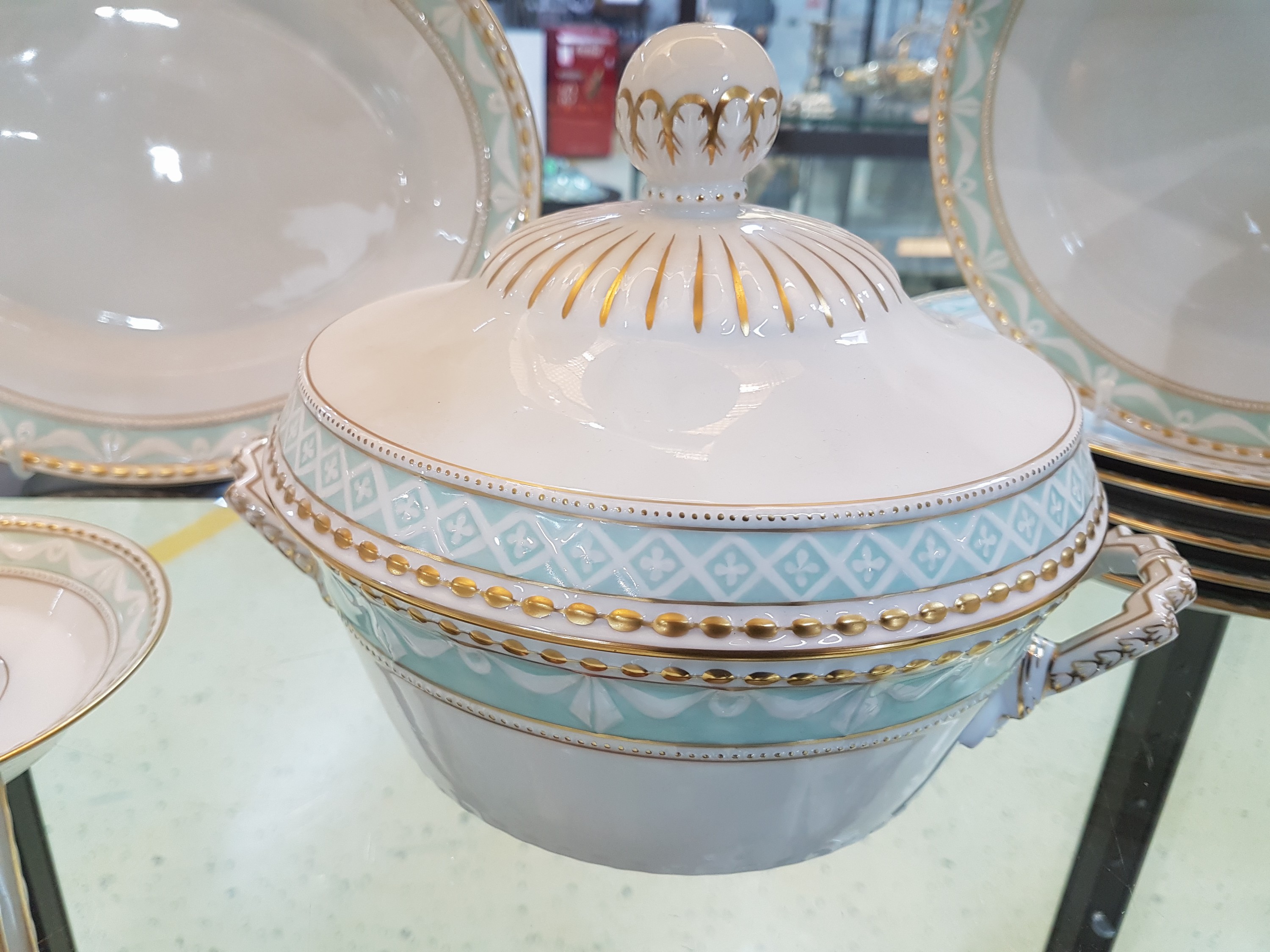 Detail f: 32tlg. Kaffee- und Speiseservice, 6 Personen, Kurland, Porzellan, teilweise türkisfarben und golden gehöht, Kaffeekanne, 6 Tassen mit 6 ...