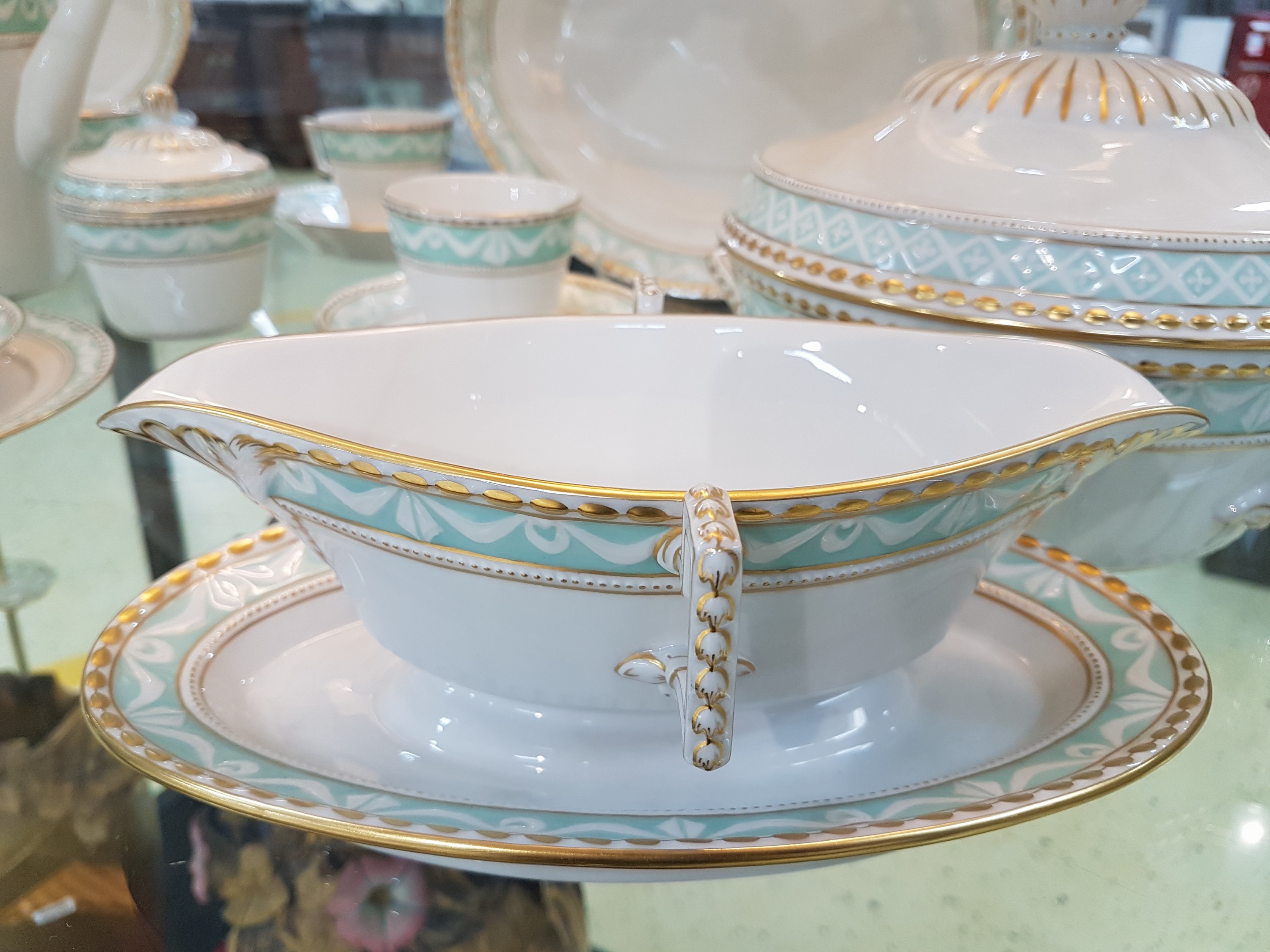 Detail i: 32tlg. Kaffee- und Speiseservice, 6 Personen, Kurland, Porzellan, teilweise türkisfarben und golden gehöht, Kaffeekanne, 6 Tassen mit 6 ...