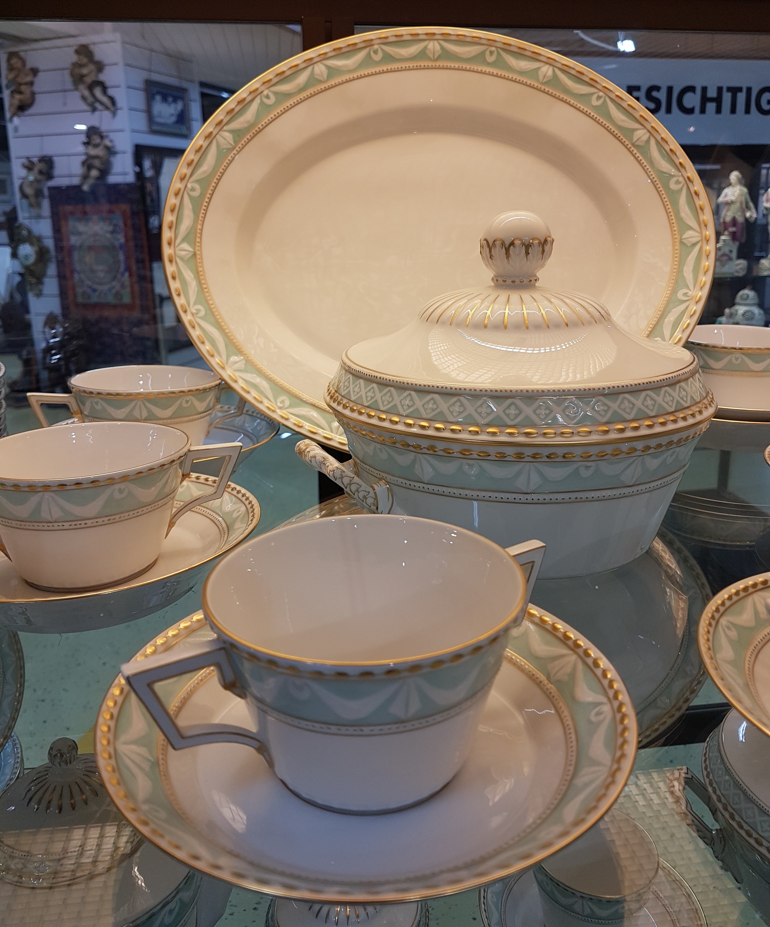 Detail a: 38-tlg Speiseservice für 6 Personen, KPM Kurland, Porzellan, teilweise türkisfarben und golden gehöht, 6 Menueteller, 9 Dessertteller, 9 ...