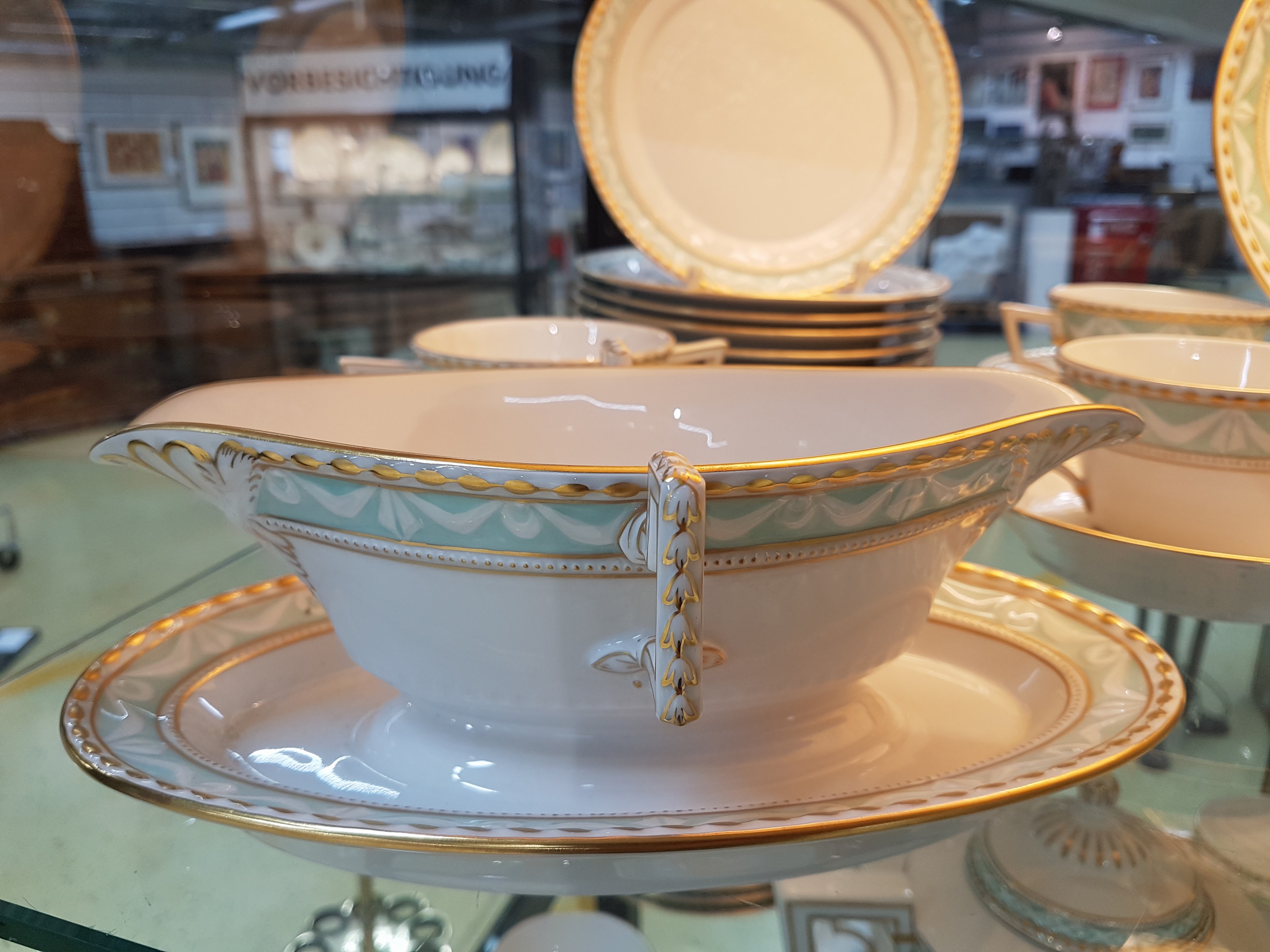 Detail b: 38-tlg Speiseservice für 6 Personen, KPM Kurland, Porzellan, teilweise türkisfarben und golden gehöht, 6 Menueteller, 9 Dessertteller, 9 ...