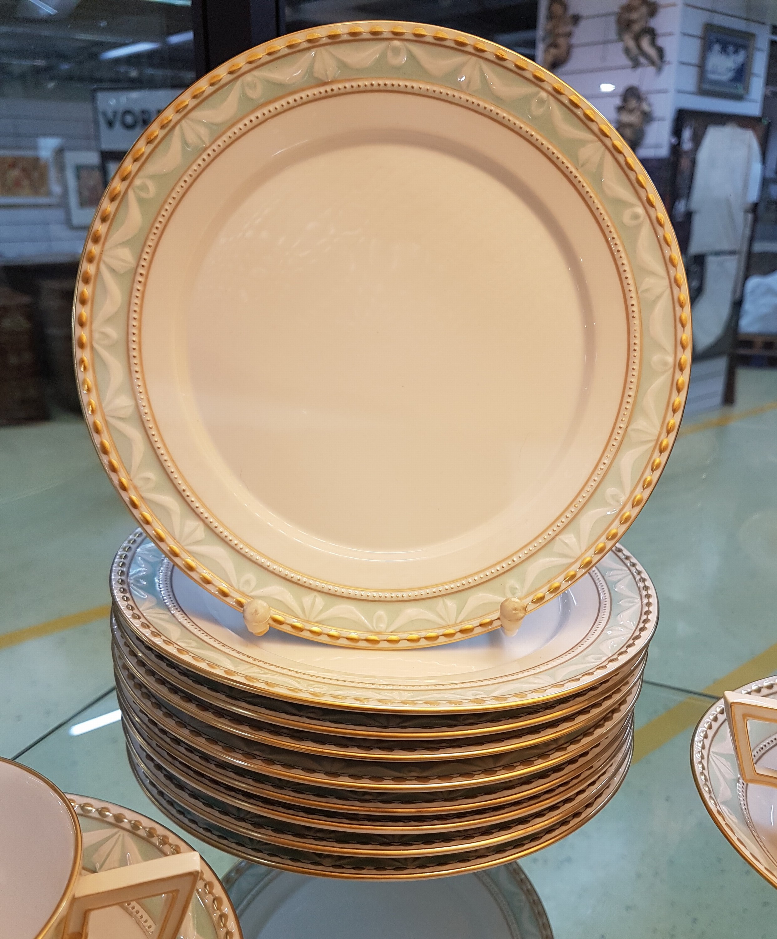 Detail c: 38-tlg Speiseservice für 6 Personen, KPM Kurland, Porzellan, teilweise türkisfarben und golden gehöht, 6 Menueteller, 9 Dessertteller, 9 ...
