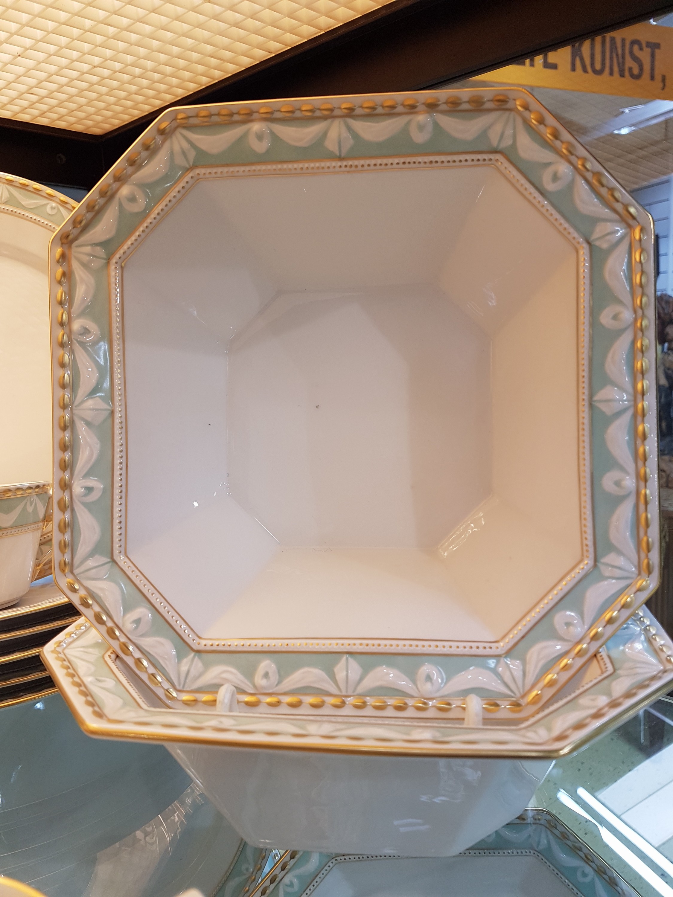 Detail e: 38-tlg Speiseservice für 6 Personen, KPM Kurland, Porzellan, teilweise türkisfarben und golden gehöht, 6 Menueteller, 9 Dessertteller, 9 ...