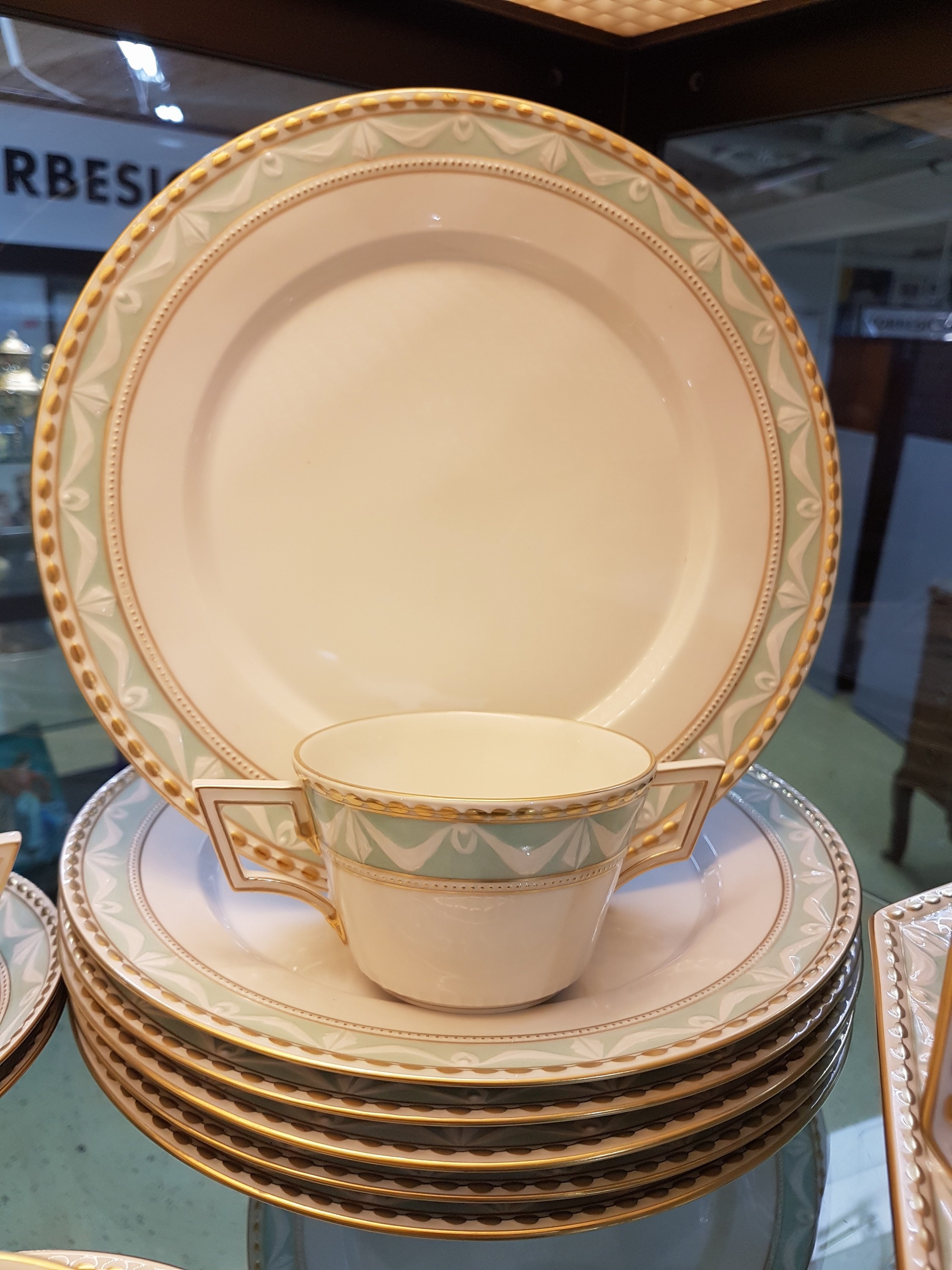 Detail f: 38-tlg Speiseservice für 6 Personen, KPM Kurland, Porzellan, teilweise türkisfarben und golden gehöht, 6 Menueteller, 9 Dessertteller, 9 ...