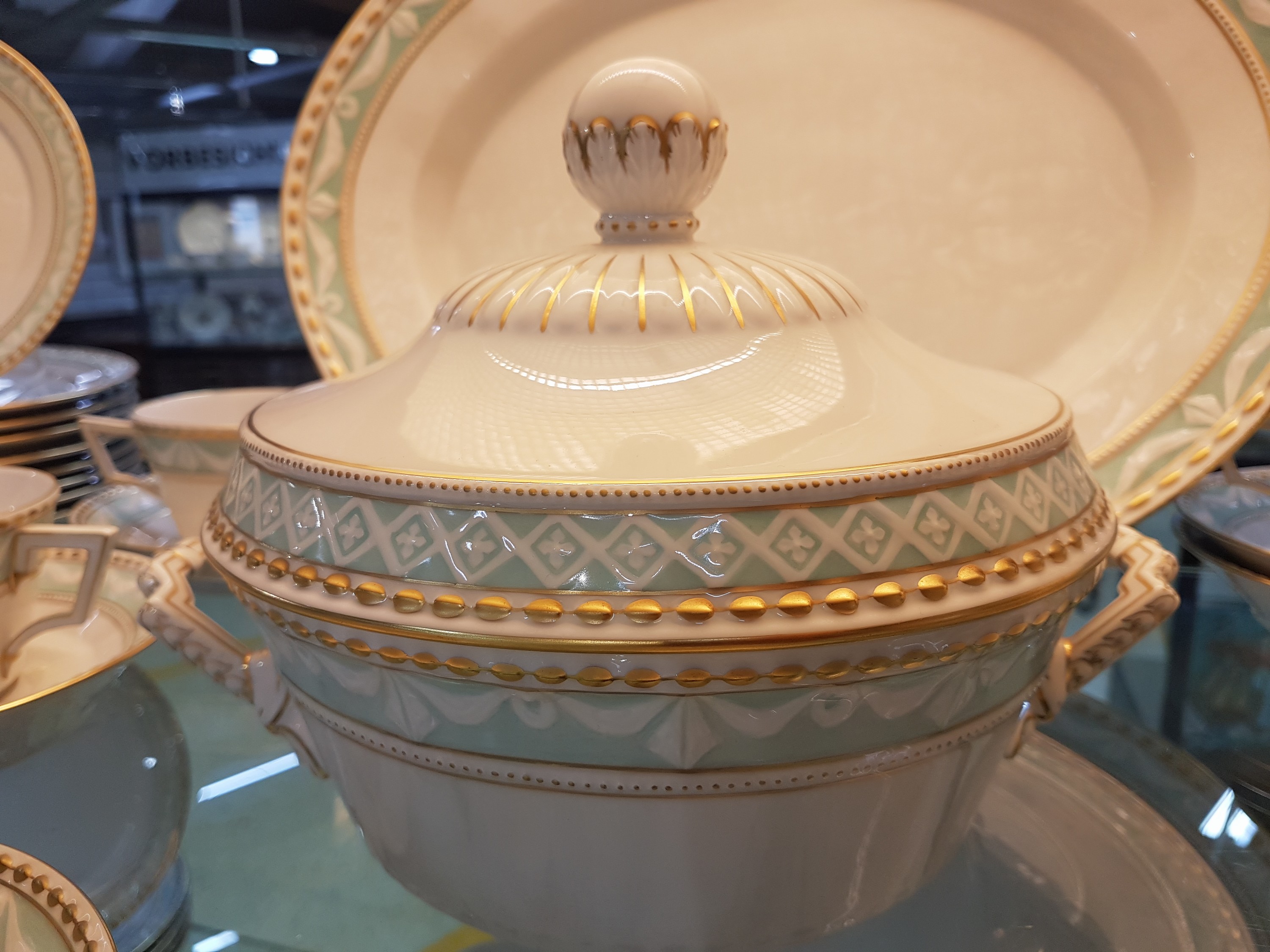 Detail g: 38-tlg Speiseservice für 6 Personen, KPM Kurland, Porzellan, teilweise türkisfarben und golden gehöht, 6 Menueteller, 9 Dessertteller, 9 ...