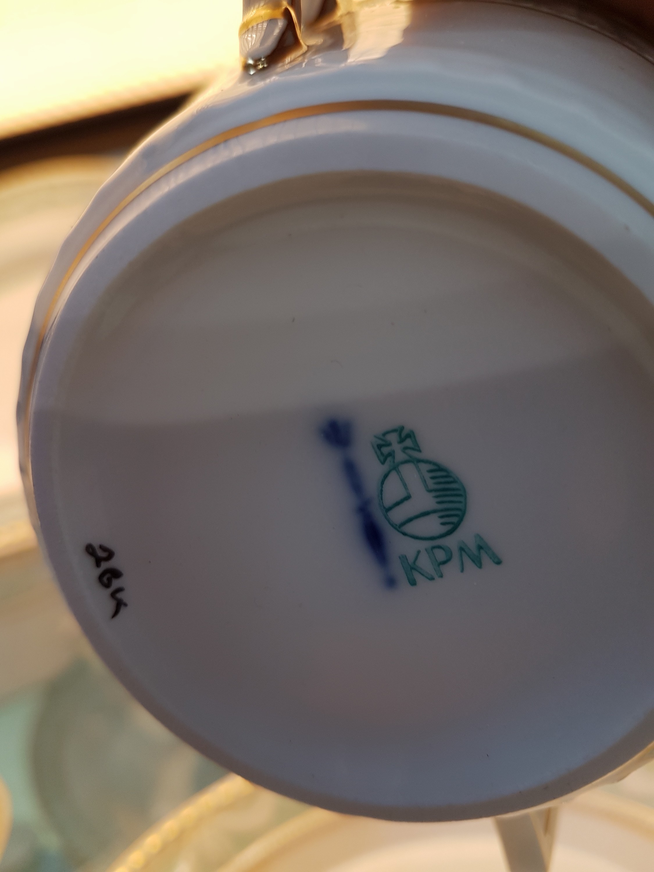 Detail h: 38-tlg Speiseservice für 6 Personen, KPM Kurland, Porzellan, teilweise türkisfarben und golden gehöht, 6 Menueteller, 9 Dessertteller, 9 ...