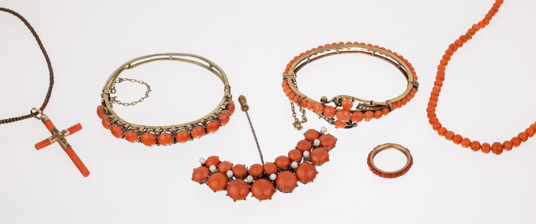 Konvolut Korallen-Schmuck, Metall verg., Italien um 1880-90, best. aus: 1 Collier, L. ca. 48 cm, Korallenkugeln im Verlauf, D. ca. 3.6-6 mm, ...