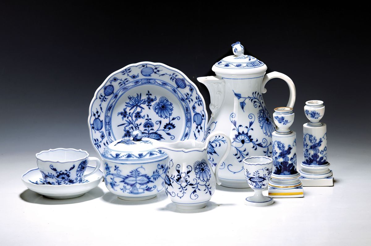 Kaffeeservice, Meissen, Zwiebelmuster, 20. Jh., Porzellan, Kaffeekanne, Zuckerdose, Milchkännchen, 8 Kaffeetassen mit 8 Untertassen, 2 kl. ...