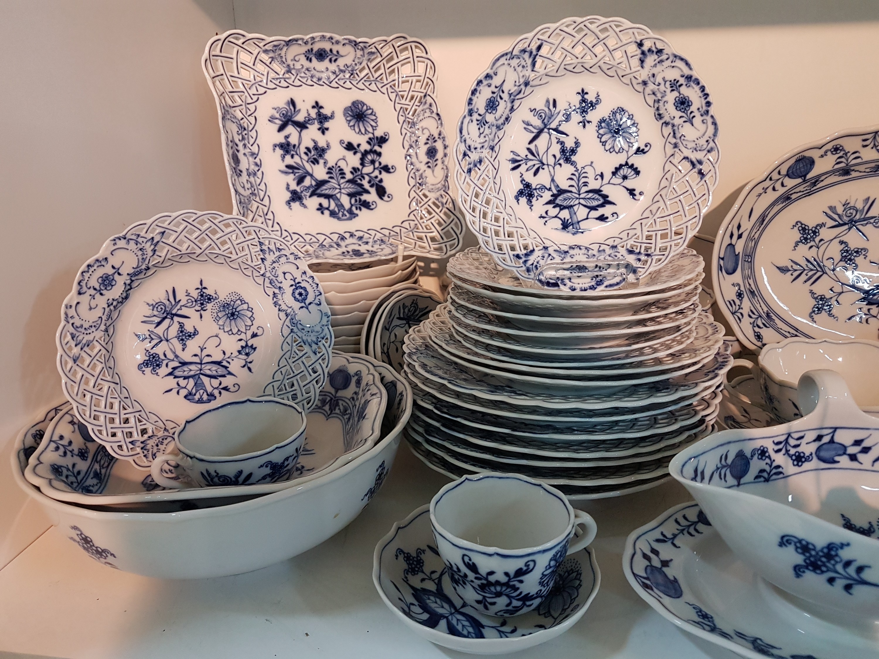 Detail a: Tafelservice, Meissen, Zwiebelmuster, meist 20. Jh., 12 Menueteller, 12 Suppentassen mit Untertassen (1x mit Chip), 7 Desserttellermit ...