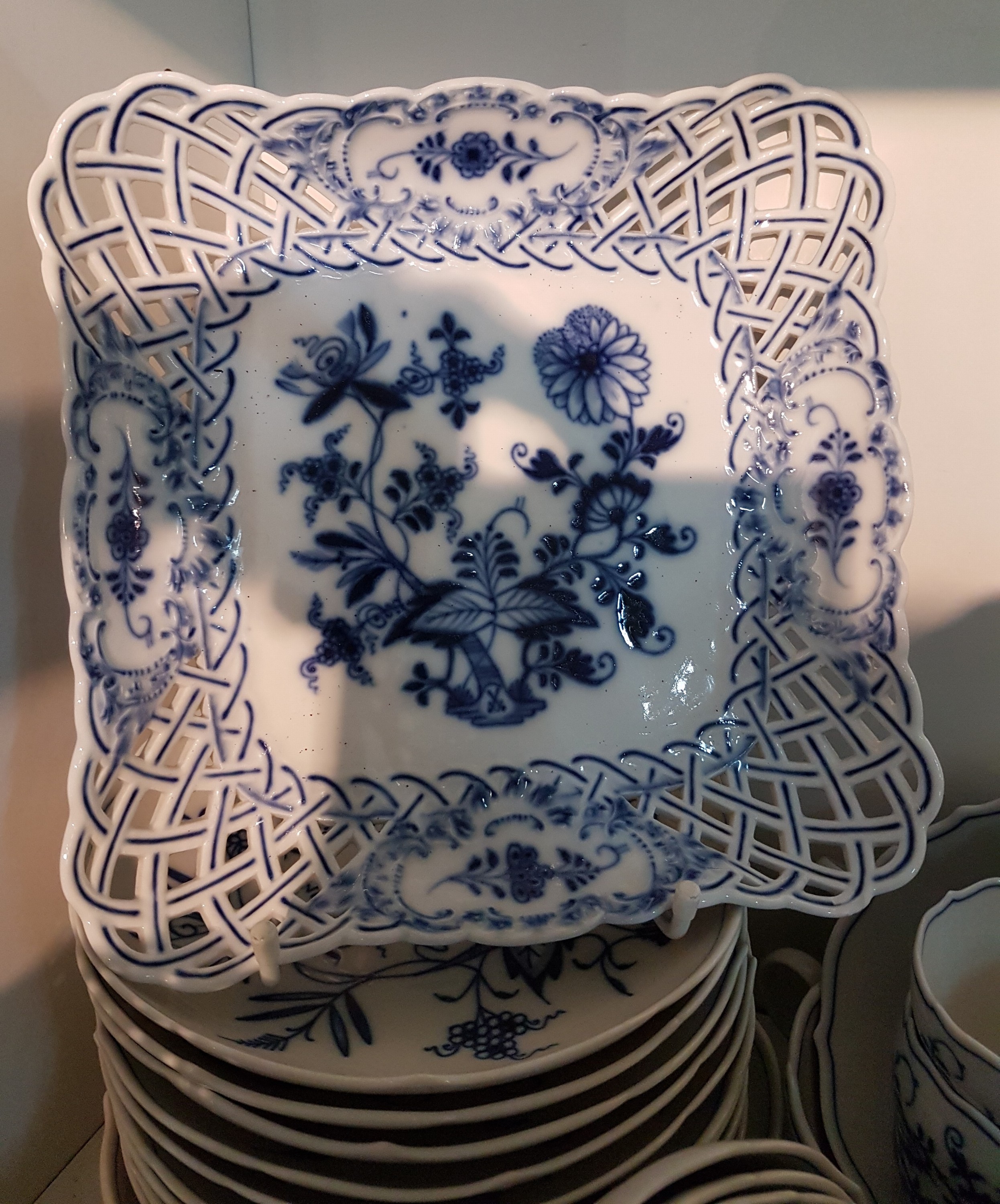 Detail b: Tafelservice, Meissen, Zwiebelmuster, meist 20. Jh., 12 Menueteller, 12 Suppentassen mit Untertassen (1x mit Chip), 7 Desserttellermit ...