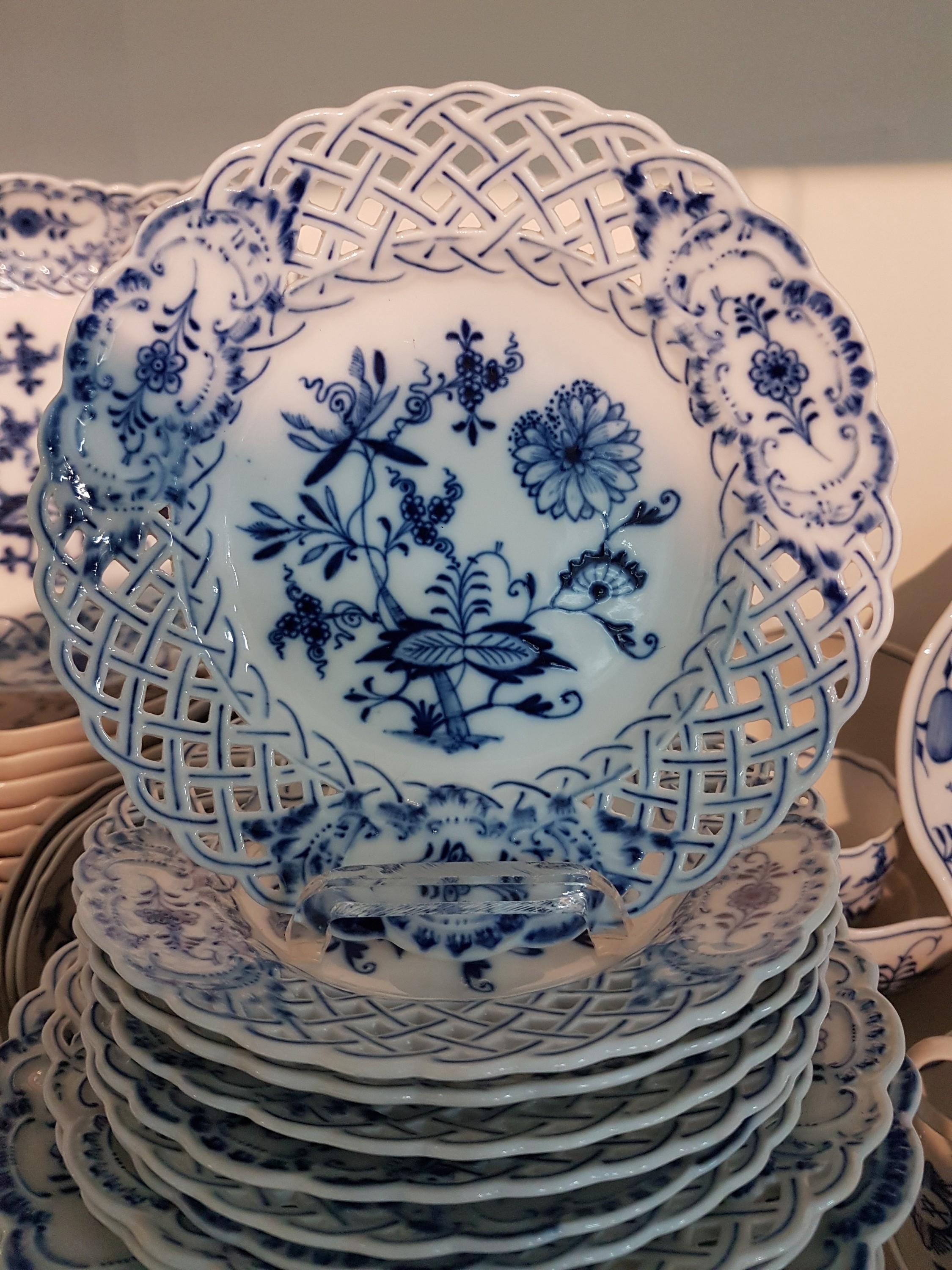 Detail c: Tafelservice, Meissen, Zwiebelmuster, meist 20. Jh., 12 Menueteller, 12 Suppentassen mit Untertassen (1x mit Chip), 7 Desserttellermit ...