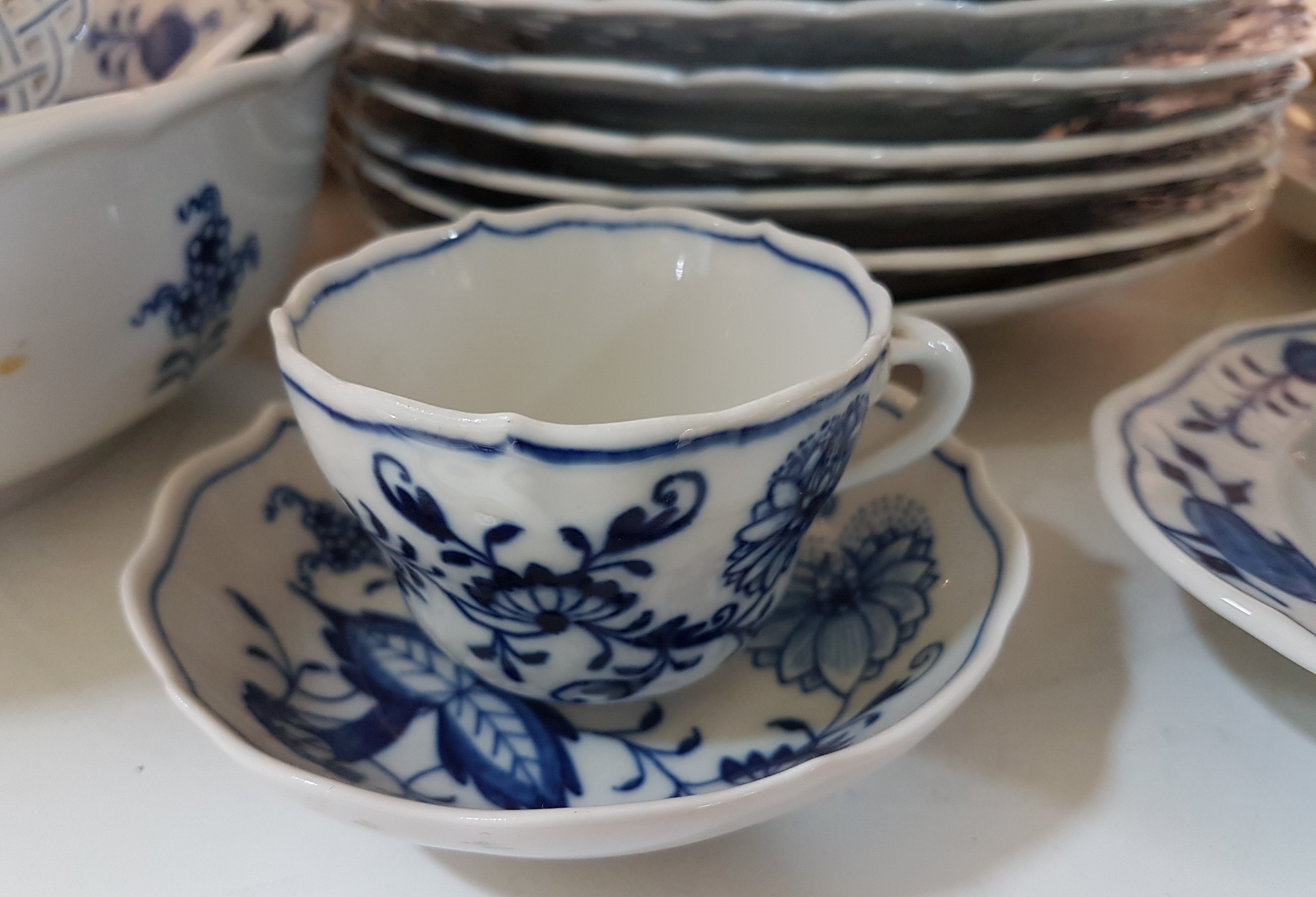 Detail d: Tafelservice, Meissen, Zwiebelmuster, meist 20. Jh., 12 Menueteller, 12 Suppentassen mit Untertassen (1x mit Chip), 7 Desserttellermit ...