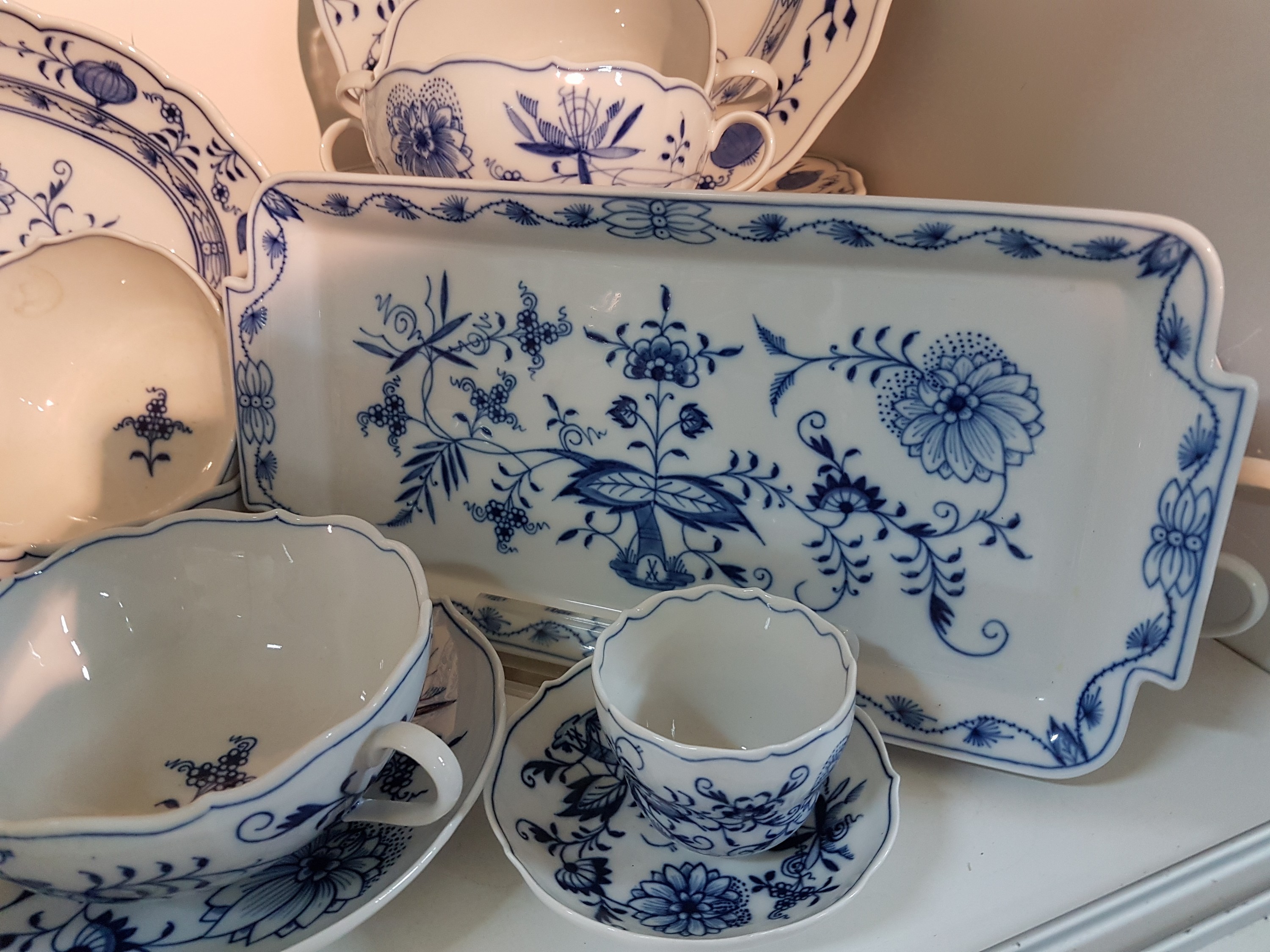Detail e: Tafelservice, Meissen, Zwiebelmuster, meist 20. Jh., 12 Menueteller, 12 Suppentassen mit Untertassen (1x mit Chip), 7 Desserttellermit ...