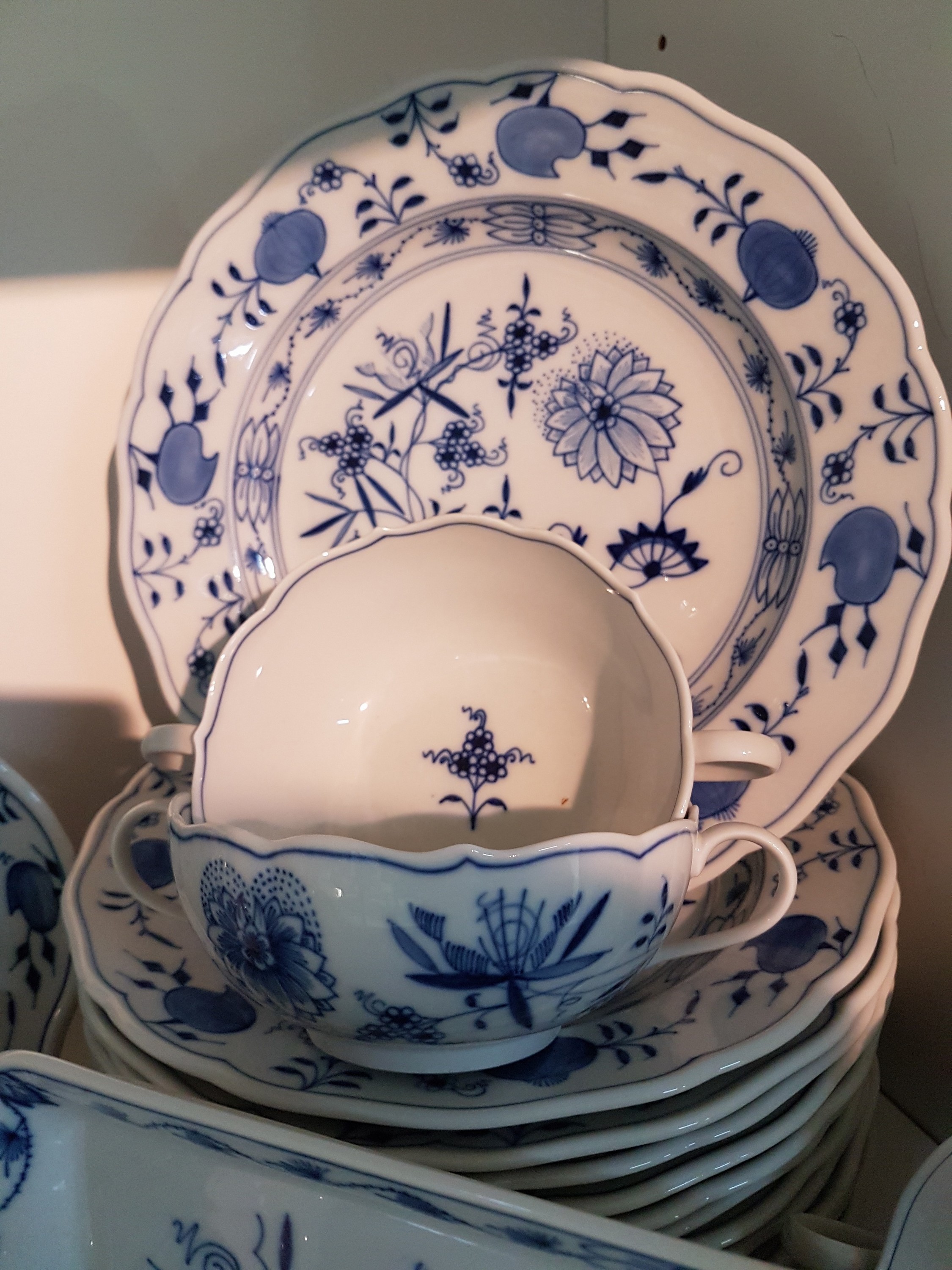 Detail f: Tafelservice, Meissen, Zwiebelmuster, meist 20. Jh., 12 Menueteller, 12 Suppentassen mit Untertassen (1x mit Chip), 7 Desserttellermit ...