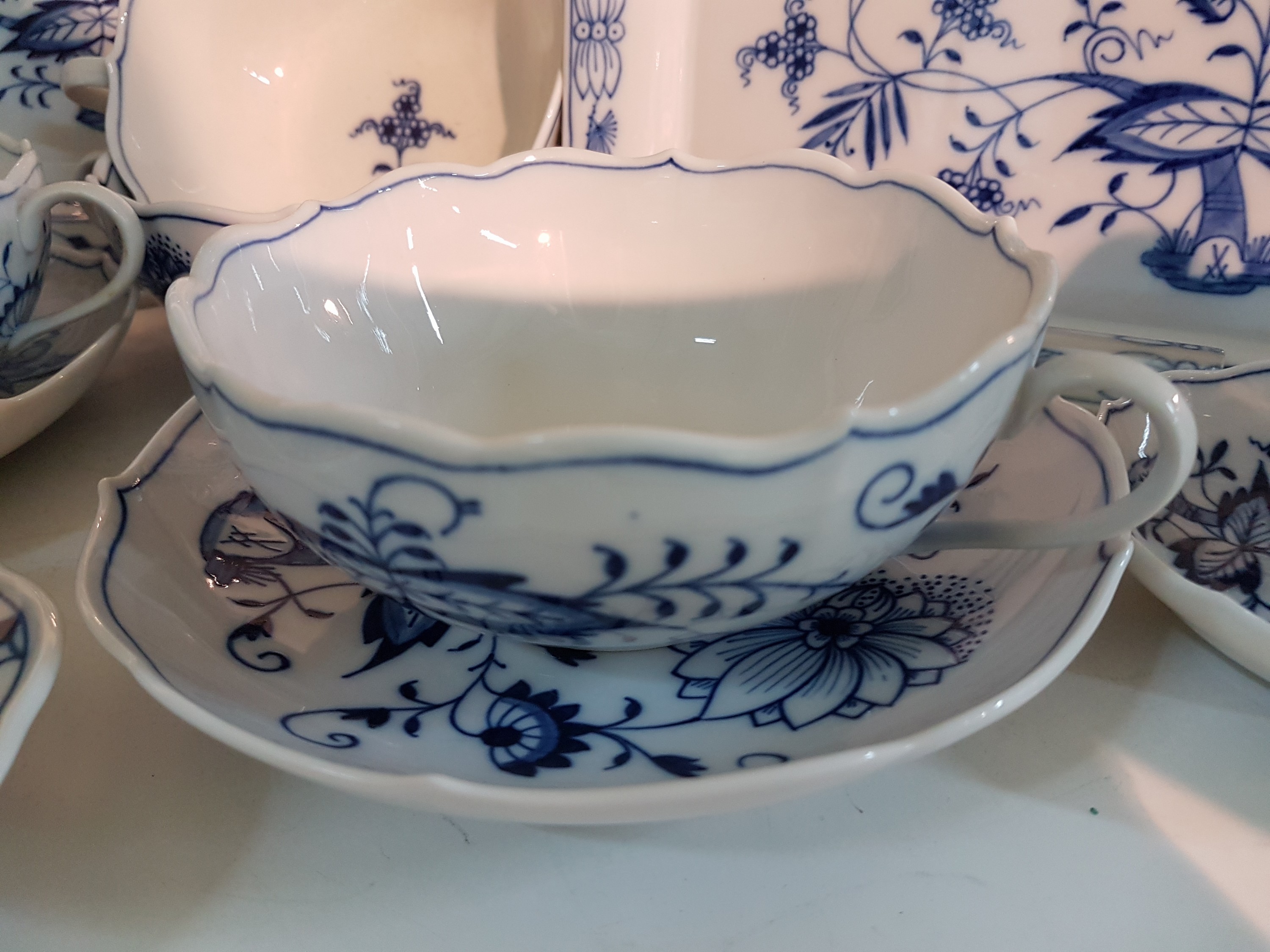 Detail h: Tafelservice, Meissen, Zwiebelmuster, meist 20. Jh., 12 Menueteller, 12 Suppentassen mit Untertassen (1x mit Chip), 7 Desserttellermit ...
