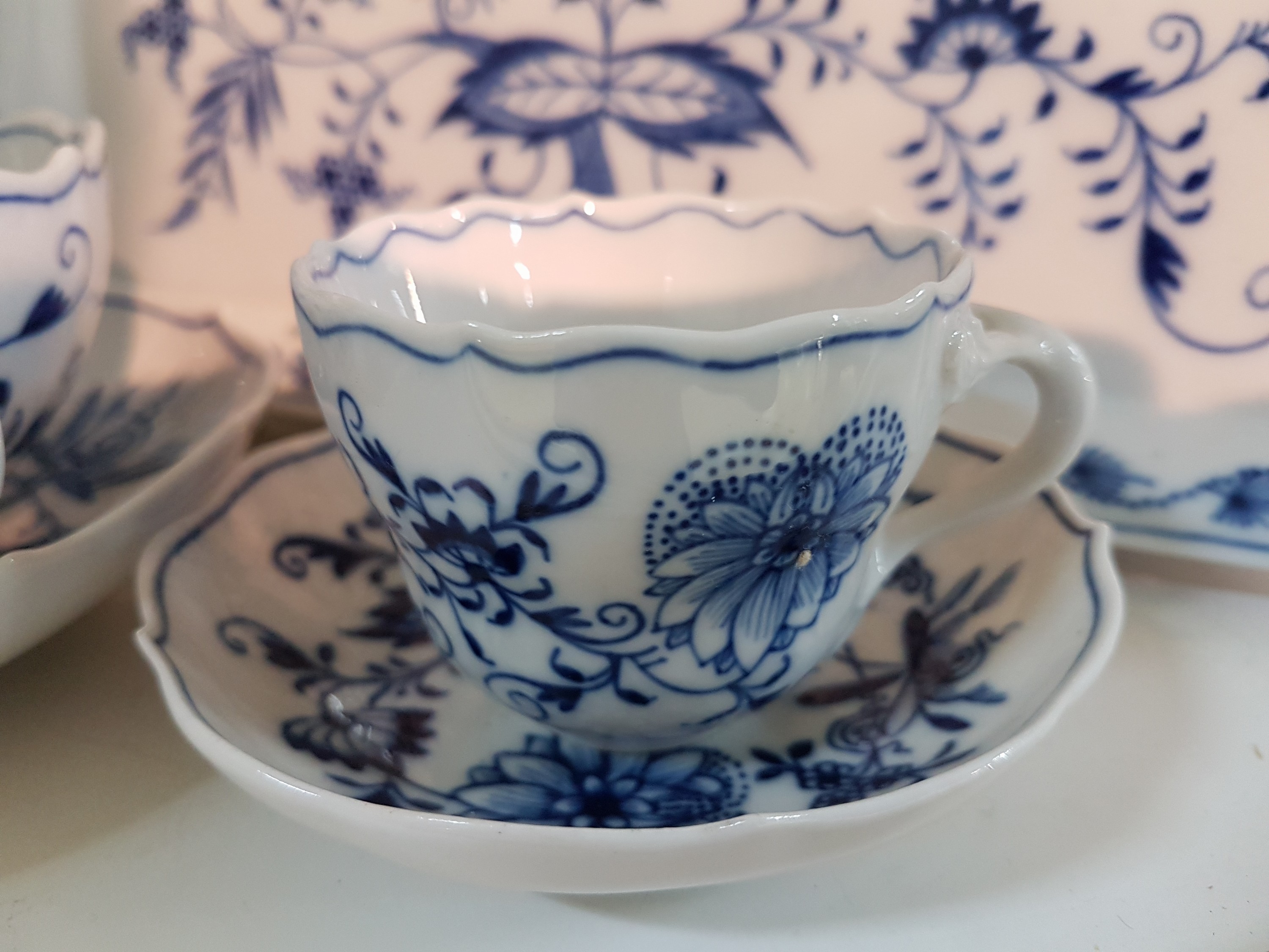 Detail i: Tafelservice, Meissen, Zwiebelmuster, meist 20. Jh., 12 Menueteller, 12 Suppentassen mit Untertassen (1x mit Chip), 7 Desserttellermit ...