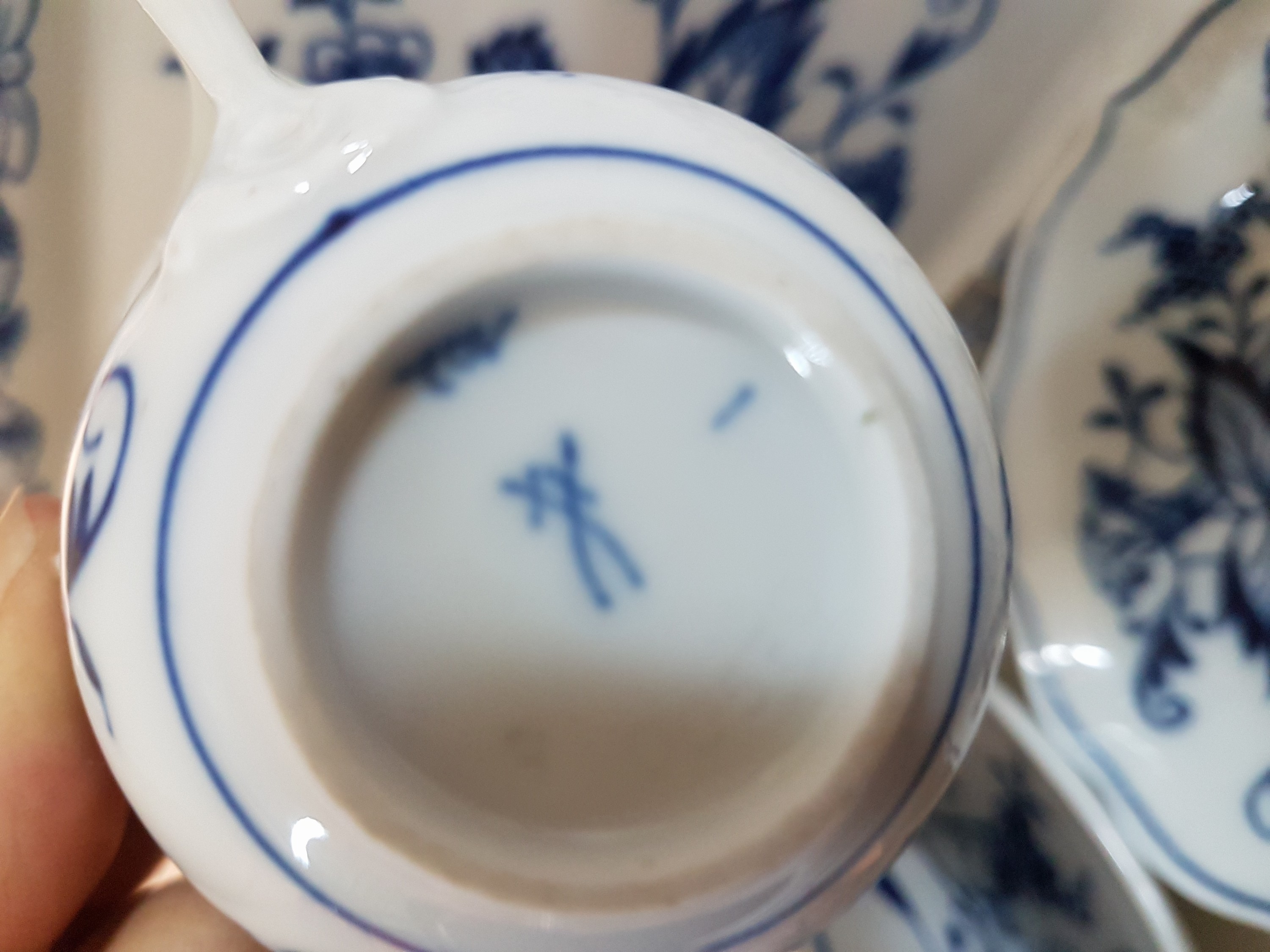 Detail j: Tafelservice, Meissen, Zwiebelmuster, meist 20. Jh., 12 Menueteller, 12 Suppentassen mit Untertassen (1x mit Chip), 7 Desserttellermit ...