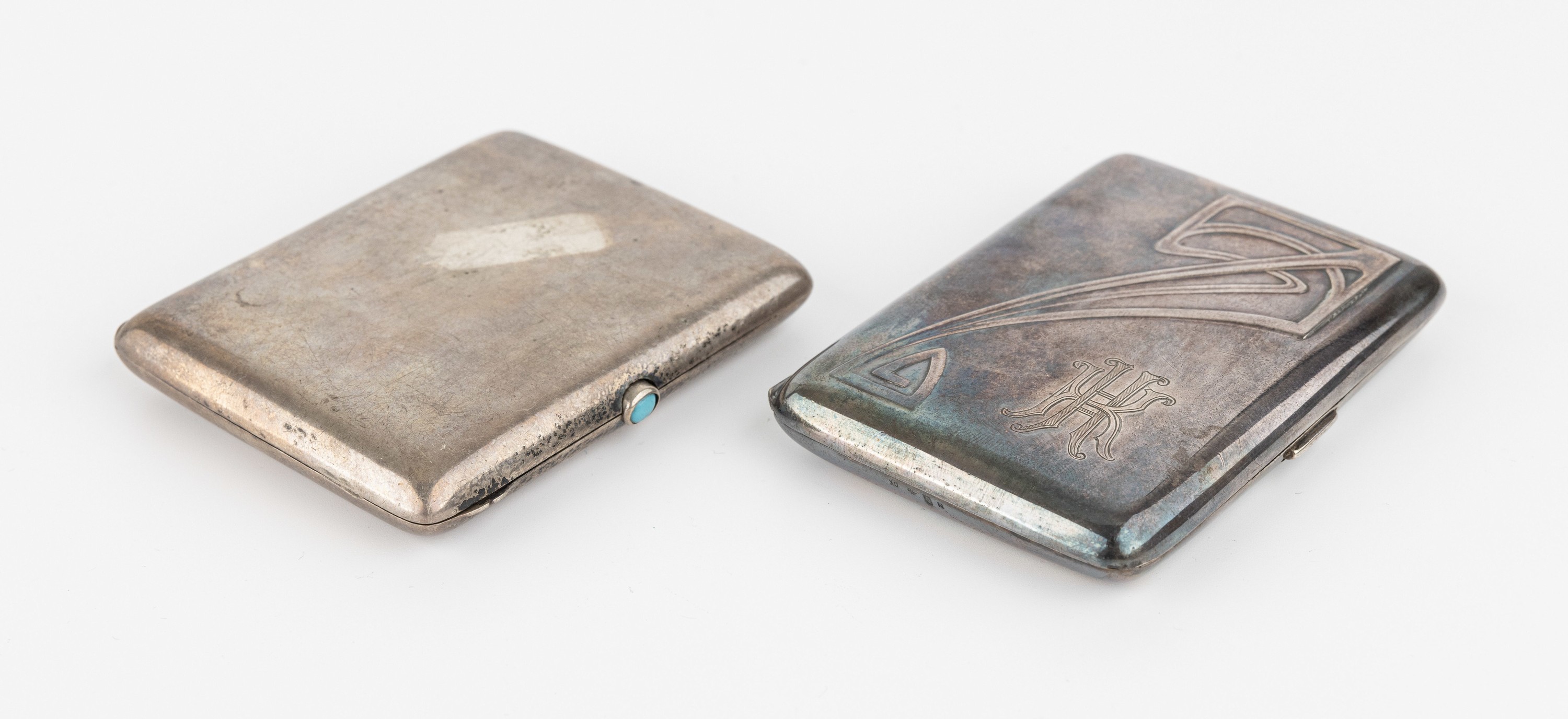 Konvolut 2 Zigarettenetuis, 1 x versilbert,WMF 1903-05, sehr schöner Jugendstilentwurf, Deckel mit Besitzermonogramm HK ligiert, innenmit pers. ...