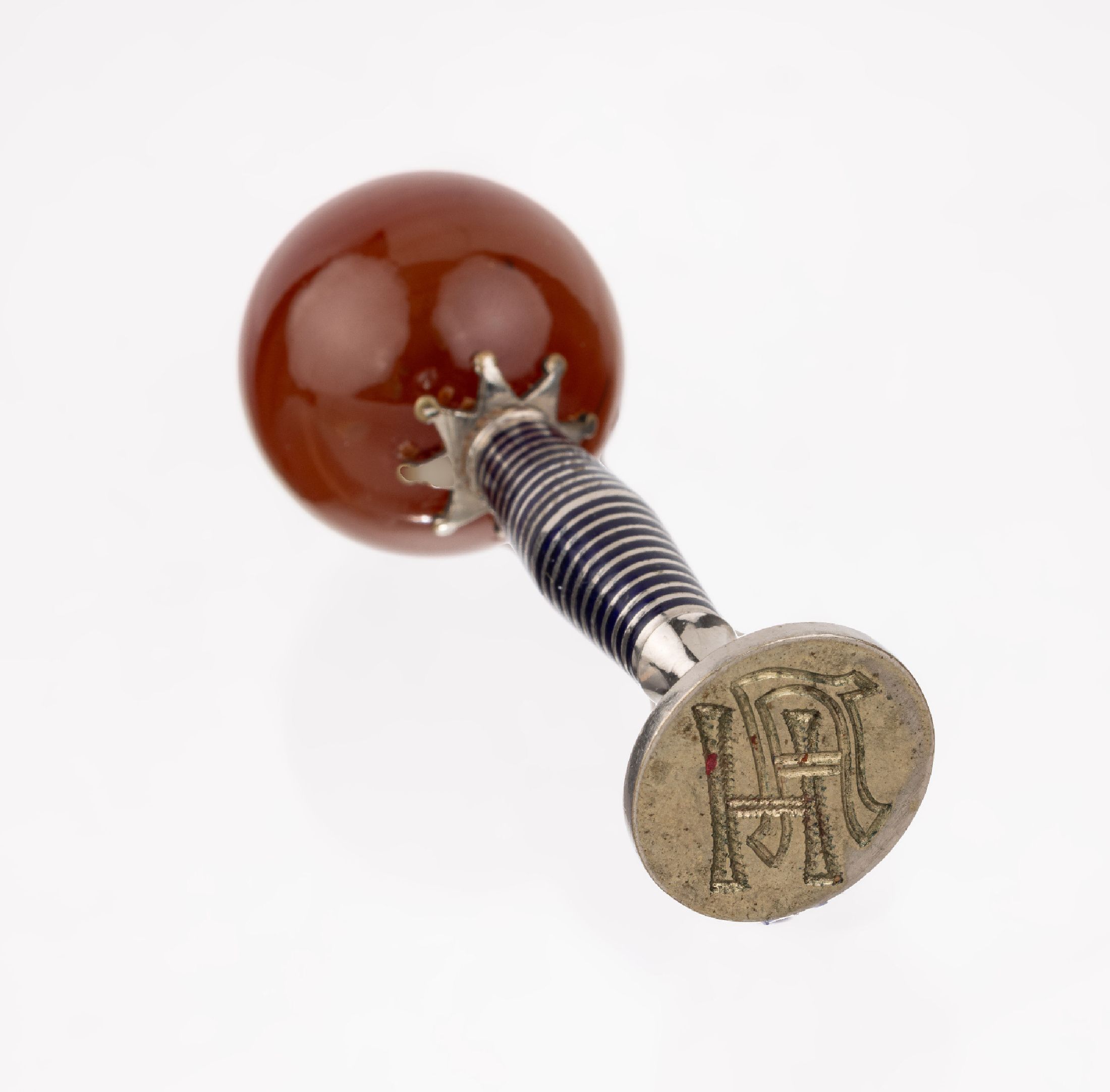 Petschaft mit Email und Achat, wohl Idar- Oberstein um 1900, Metall versilbert, Montur mit dunkelblauem Email, Mäanderband, Zierelemente in Weiß, ...