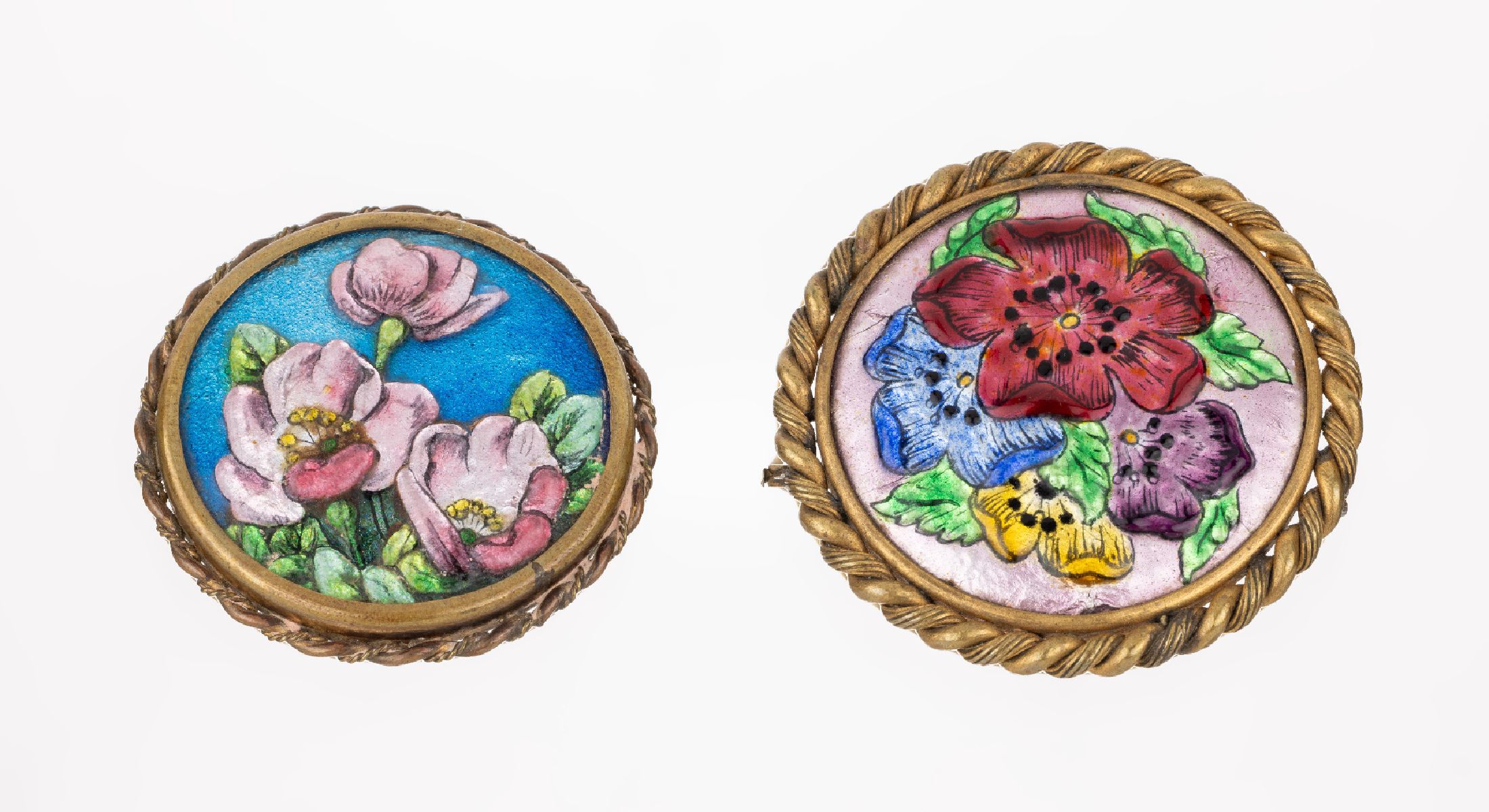 Konvolut 2 Broschen mit Email, Frankreich um 1900, 1 x Darstellung von Veilchen in Rot, Gelb, Blau und Lila auf rosa Grund, 1 x Darstellung Blumen ...