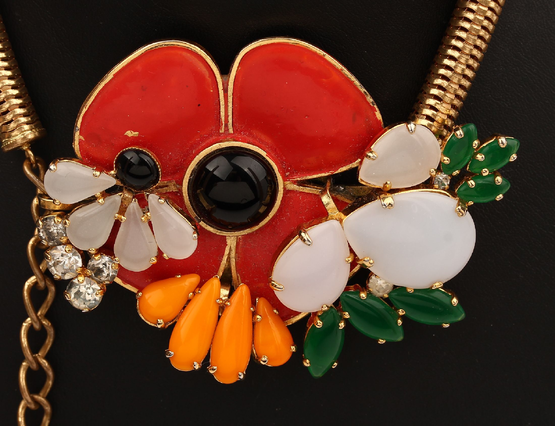 Detail a: Ausgefallenes Collier, Metall verg., 1950er Jahre, Mittelteil große Blüte mit rotem und schwarzem Lack, kl. Fehlstelle mit Glassteinenin versch. ...
