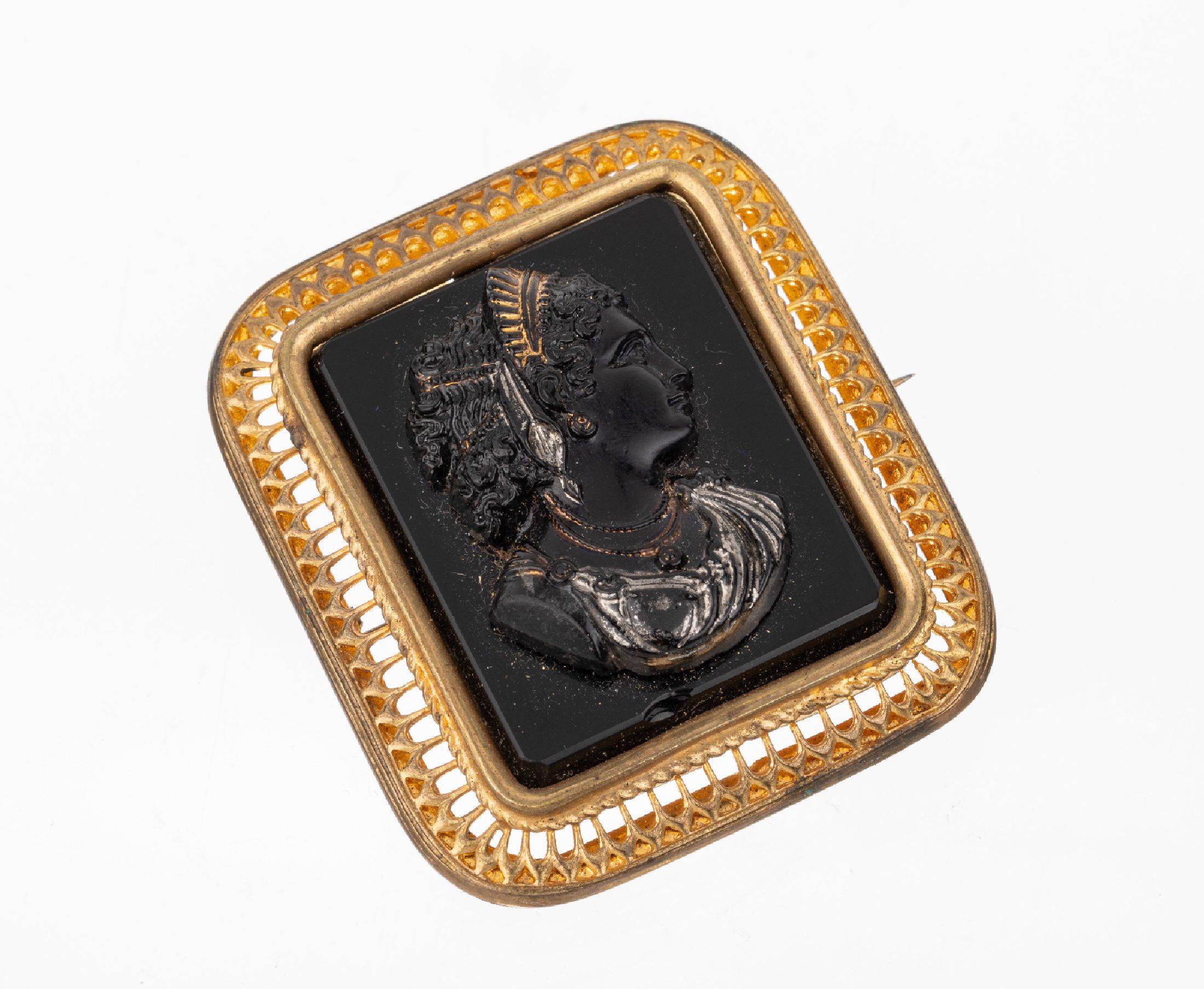 Brosche mit Kamee, Wien um 1850, Metall verg., rechteckig, zentrale Onyxplatte mit aufgelegter vollplastischer Büste einer jungenDame im Profil, ...