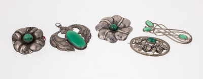 Image 26739274 - Lot 4 brooches and 1 pendant with green agate respectively malachite