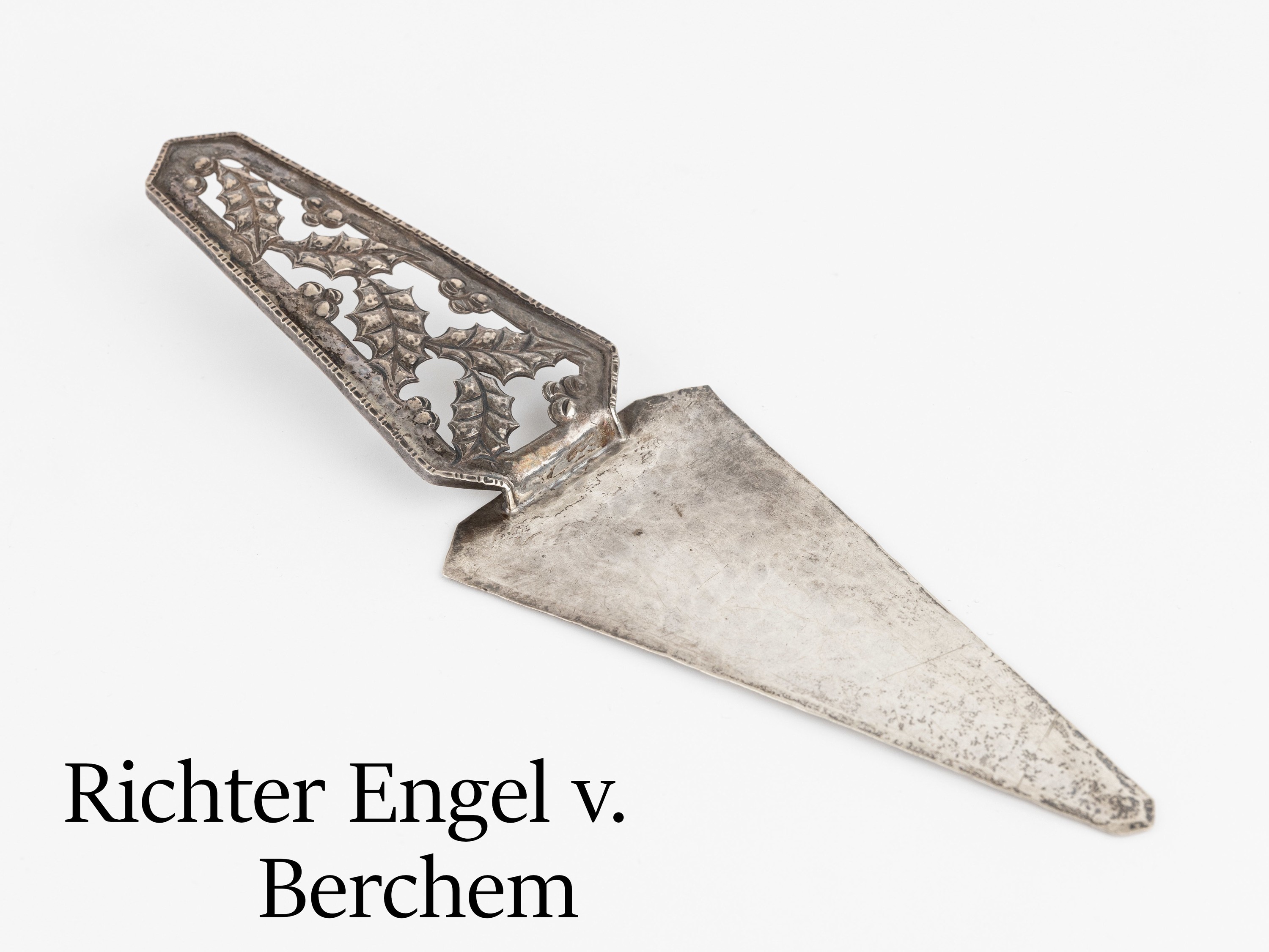 RICHTER ENGEL Tortenheber, 900er Silber, deutsch um 1930, handgetrieben, Handhabe mit Ilex-Dekor, Zeichen als Schutz gegen das Böse,L. ca. 24 cm, ...