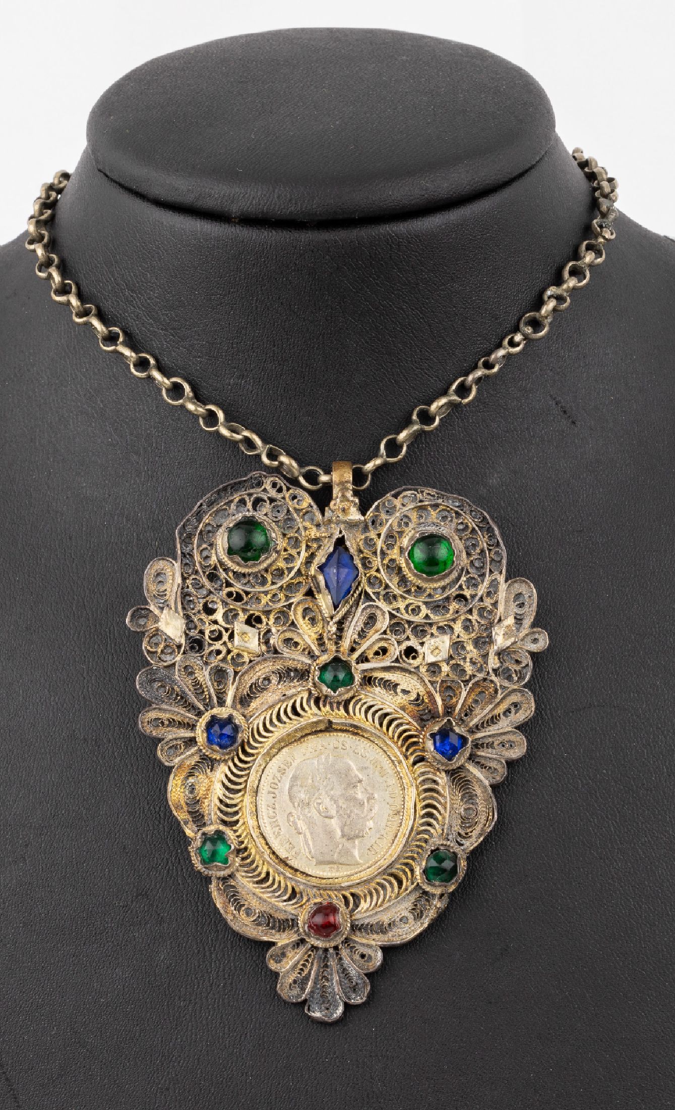 Prunkvoller Anhänger mit Glassteinen, Silber gepr. teilvergoldet, um 1900, aufwendige Filigranarbeit, mit Glassteinen in Grün, Rot und Blau, ...