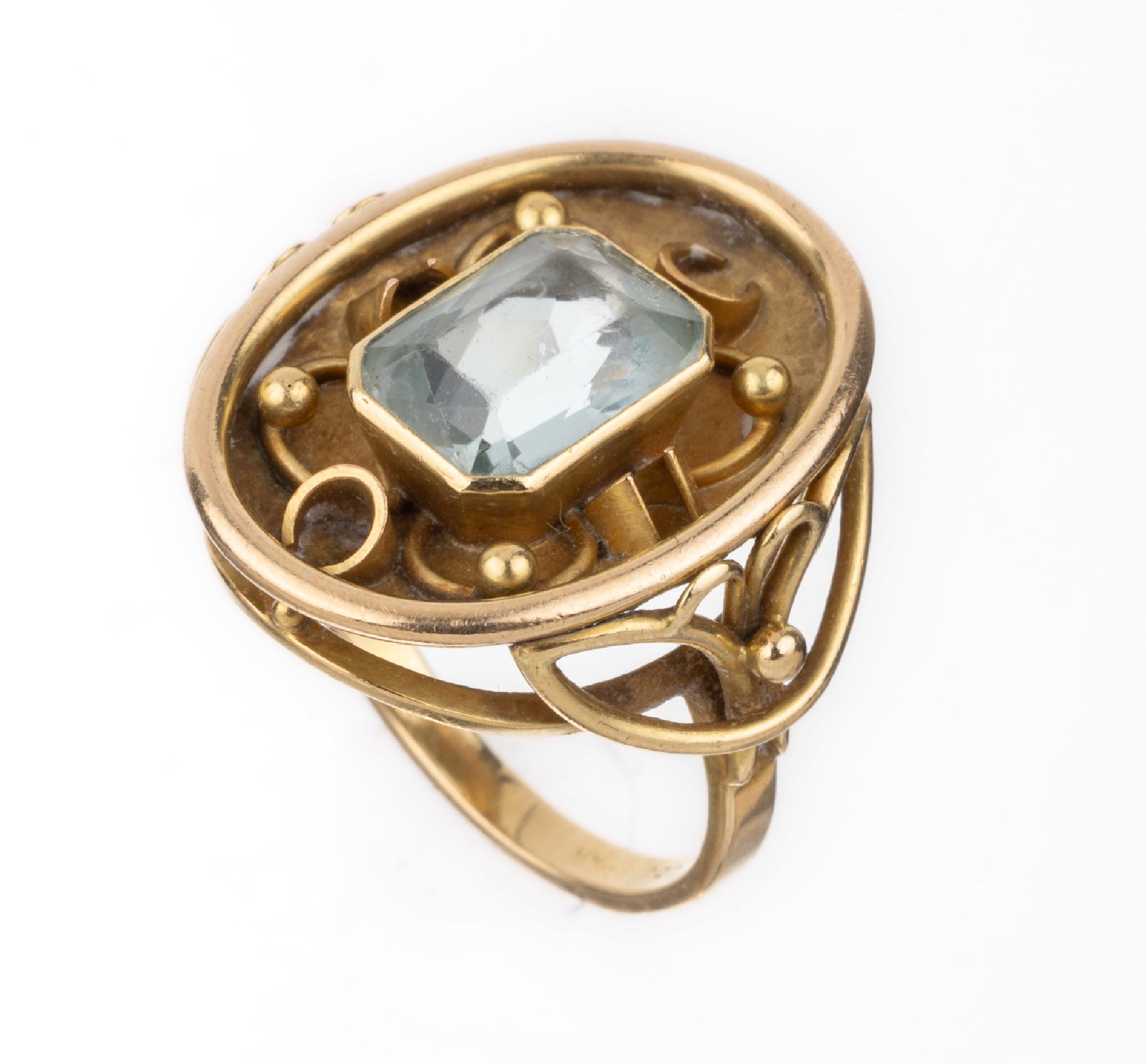 14 kt Gold Aquamarin-Ring, GG 585/000, 1950er Jahre, Handarbeit, ovaler Ringkopf verziert mit Golddrähten, mittig facett. Aquamarin ca. 1.50 ct, RW ...