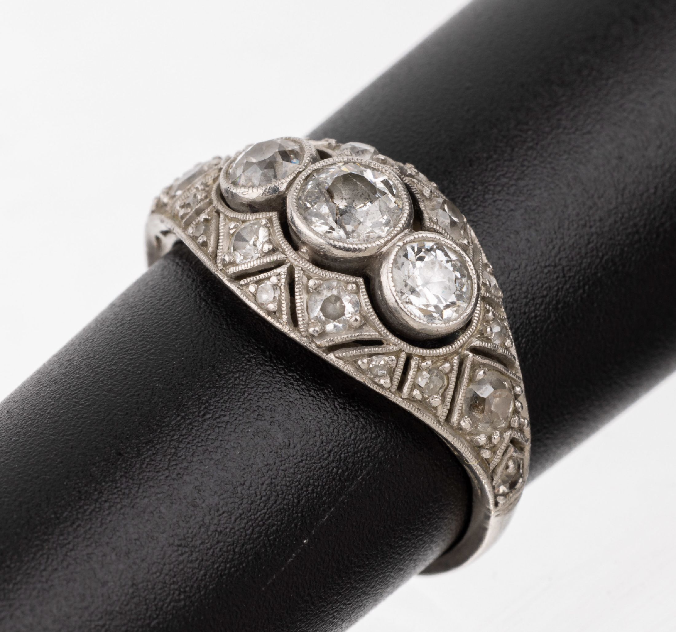 Platin Diamant-Ring, um 1920, Pt gepr., Ringkopf durchbrochen gearbeitet, mittig 3 Altschliffdiamanten zus. ca. 0.65 ct Weiß/p1-p2, 18 weitere ...