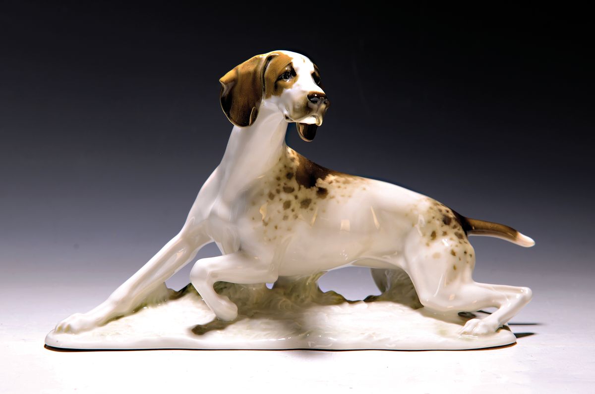Tierfigur, Hutschenreuther, Entw. Fritz Diller, Porzellan, farbig staffiert, signiert, aufsteigender Jagdhund, H. 18 cm