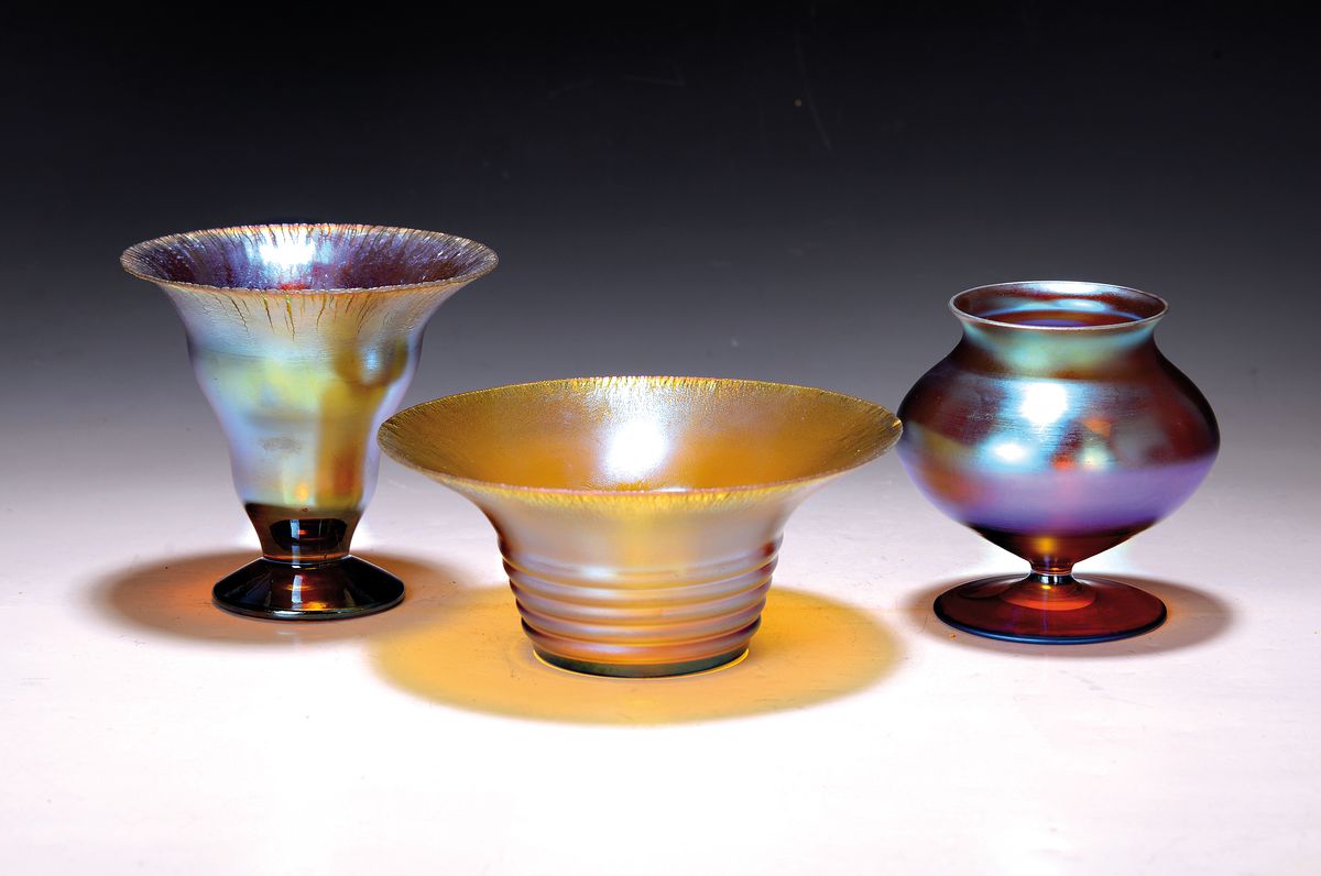 3 Myravasen, WMF, Mitte 20.Jh., farbloses bzw. bernsteinfarbenes Glas, lüstrierender Irisschicht in blau-violett, 1 Vase am Rand min. best., ...