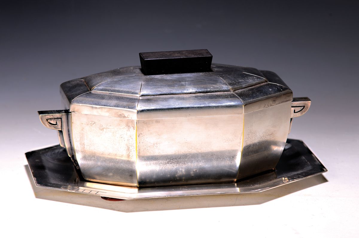 Deckeldose mit passendem Tablett, Art Deco, Frankreich, 1920/30er-Jahre, versilbert, gemarkt D.R., oktogonales Tablett, Dose mit einem Paar ...
