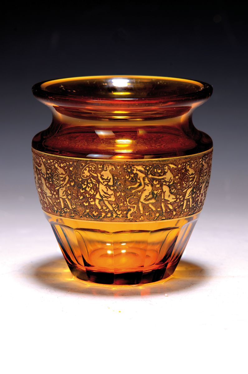 Zierglas, Moser, Karlsbad, bernsteinfarbenes Glas, Figurenfries im Relief, goldstaffiert, Alterssp. H. 11 cm