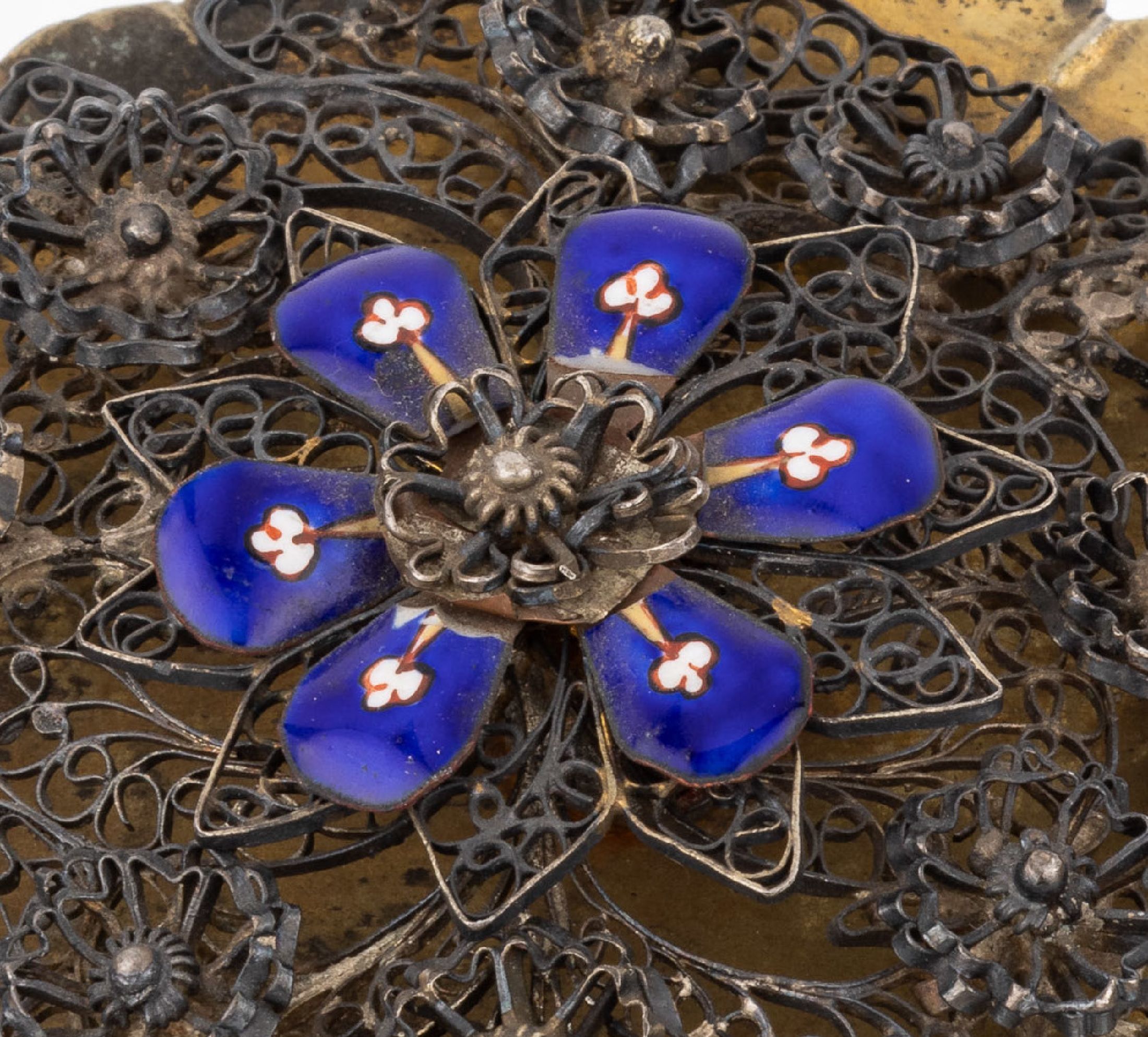 Detail a: Miederstift, Schweiz um 1830, Silber teilvergoldet, blau weiß emailliert (Email besch. bzw. Blüten verbogen), Durchbrucharbeitmit Granulaten, ...