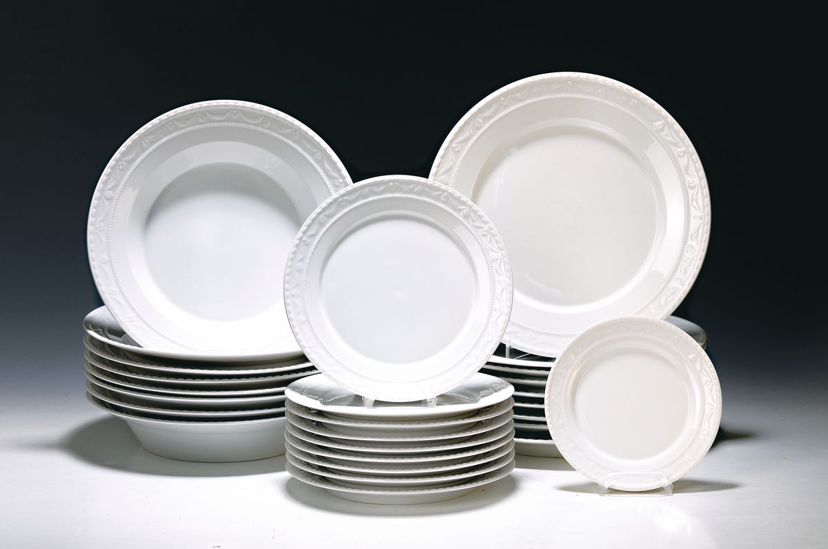 Speiseservice, KPM Berlin, Kurland, 20. Jh., Porzellan, weiß, 6 Menueteller, 6 tiefe Suppenteller, 6 Dessertteller, 6 Brotteller, 6 Salatschälchen; ...