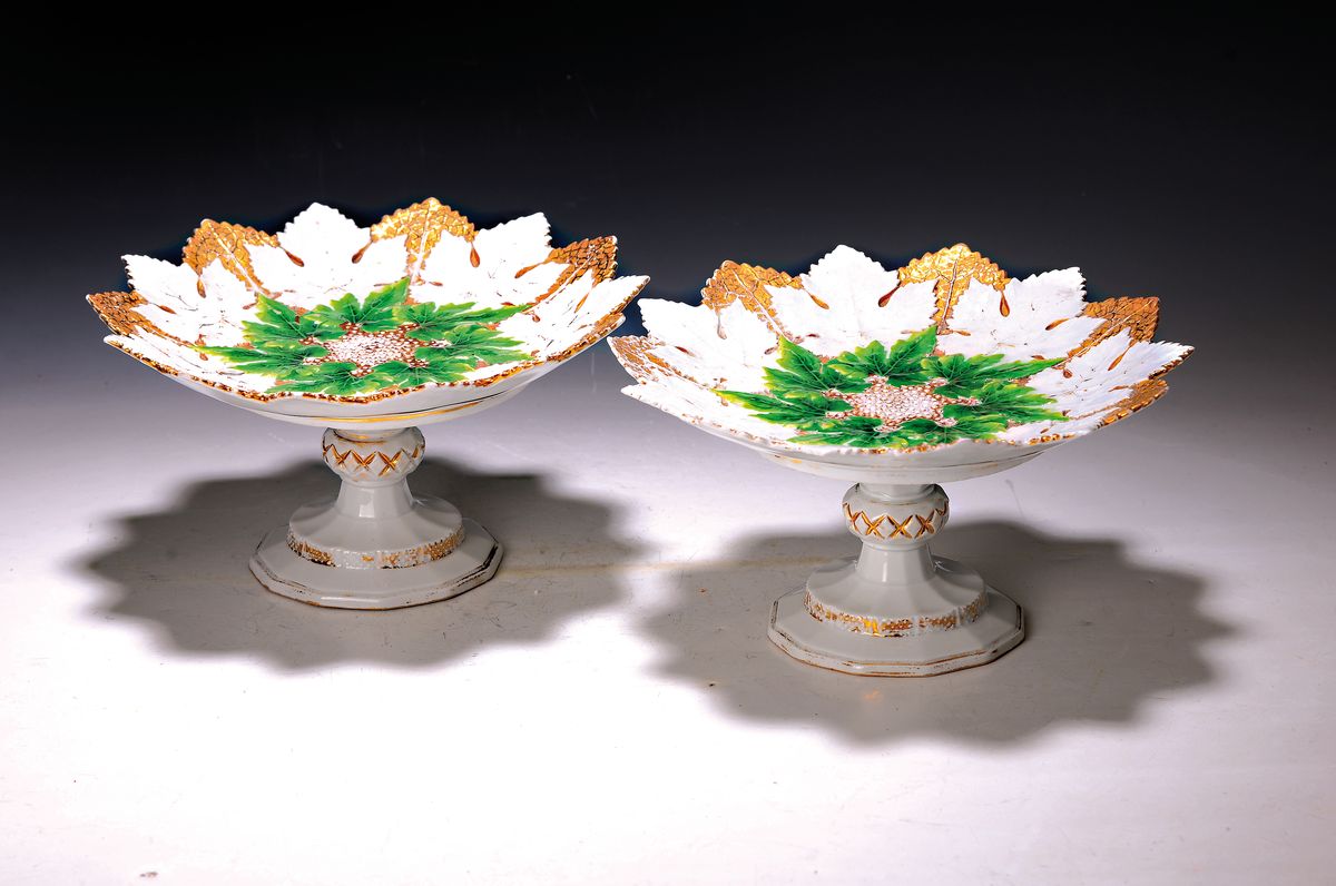 Paar Fußschalen, Meissen, 19. Jahrhundert, Porzellan, Weinlaubdekor, golden und grün staffiert, Goldstaffage teilweise abgerieben, H.ca. 12.5 cm, ...