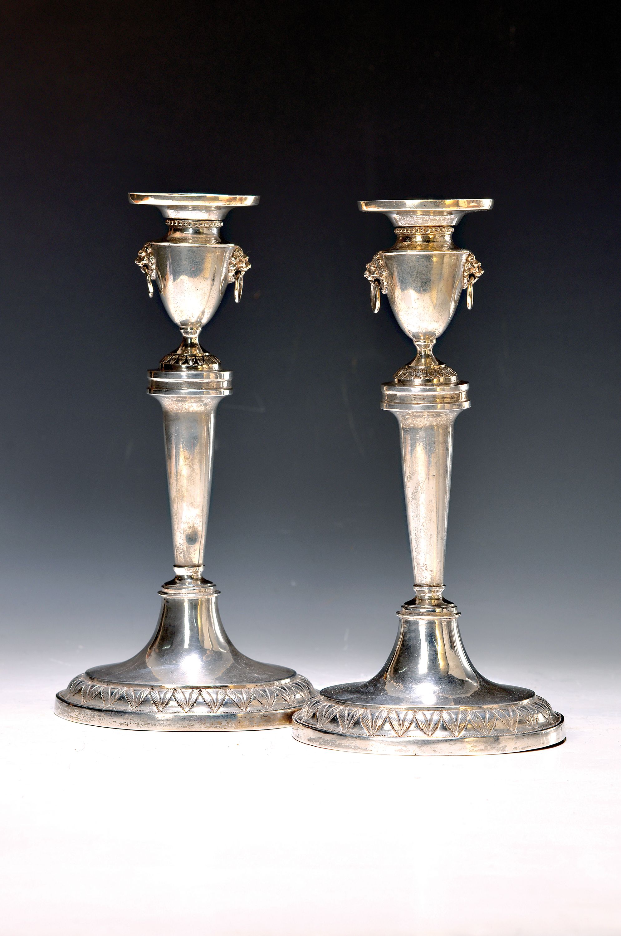Paar Klassizismus-Leuchter, Augsburg, Johann Christian Neuss (1766-1803), Jahresmarke 1802 , Silber, ovale Plinthe mit Blattspitzenfries, glatter ...