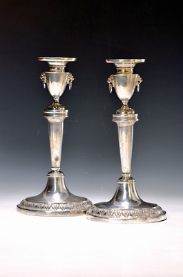 Image 26739351 - Pair of classicism silver candlesticks, Augsburg, Johann Christian Neuss (1766-1803), year mark 1802, silver, oval plinth with leaf tip frieze, smooth conical shaft, spout in the form of a crater vase with a pair of lion heads, l. bent, height approx. 26.5 cm each, master's mark ICN in the oval, 676g