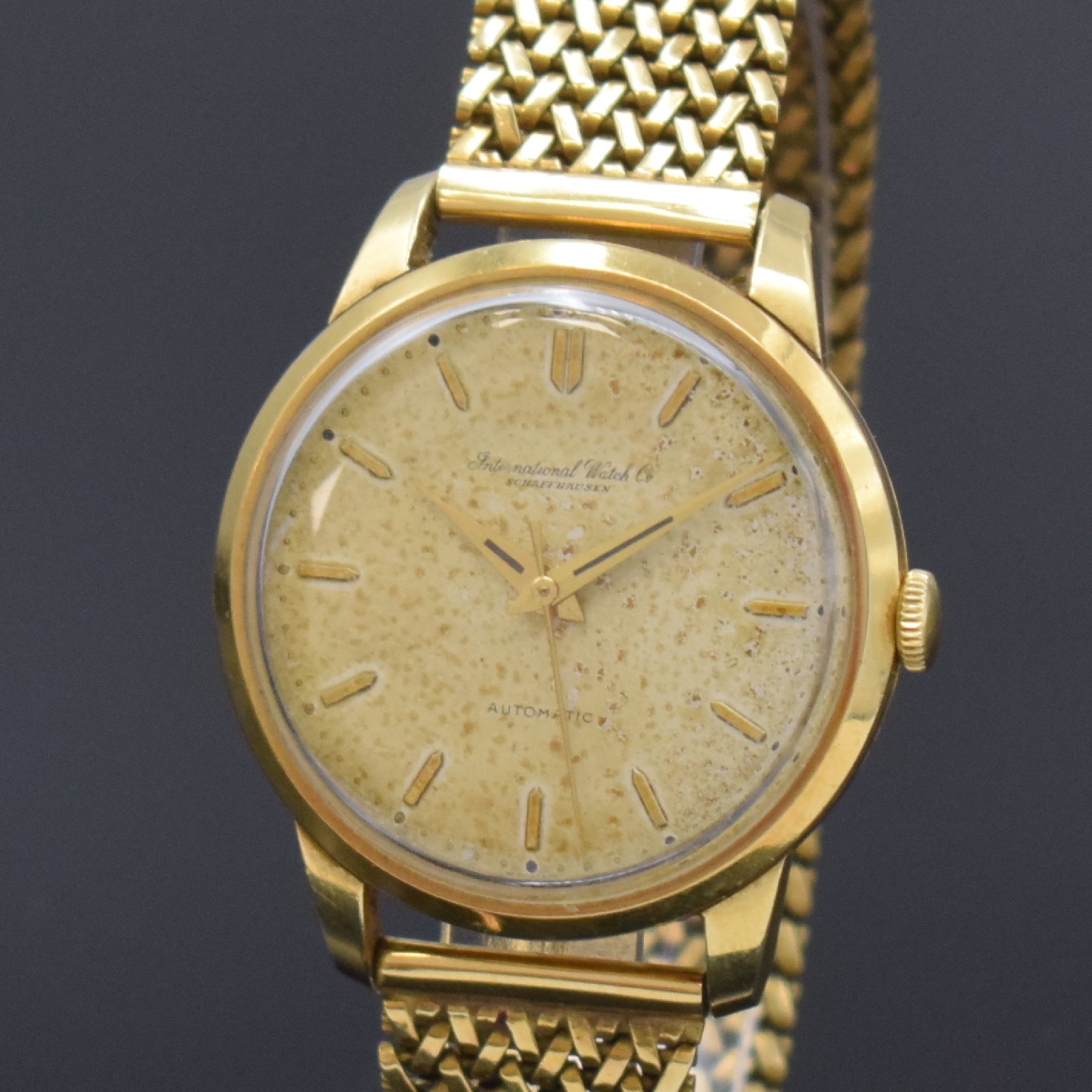 Detail a: IWC Herrenarmbanduhr in GG 750/000, Schweiz um 1957, Automatik, 3-teil. Geh., neutr. GG 750/000 Gliederband, Boden und Glasrand aufgedr., silb. ...