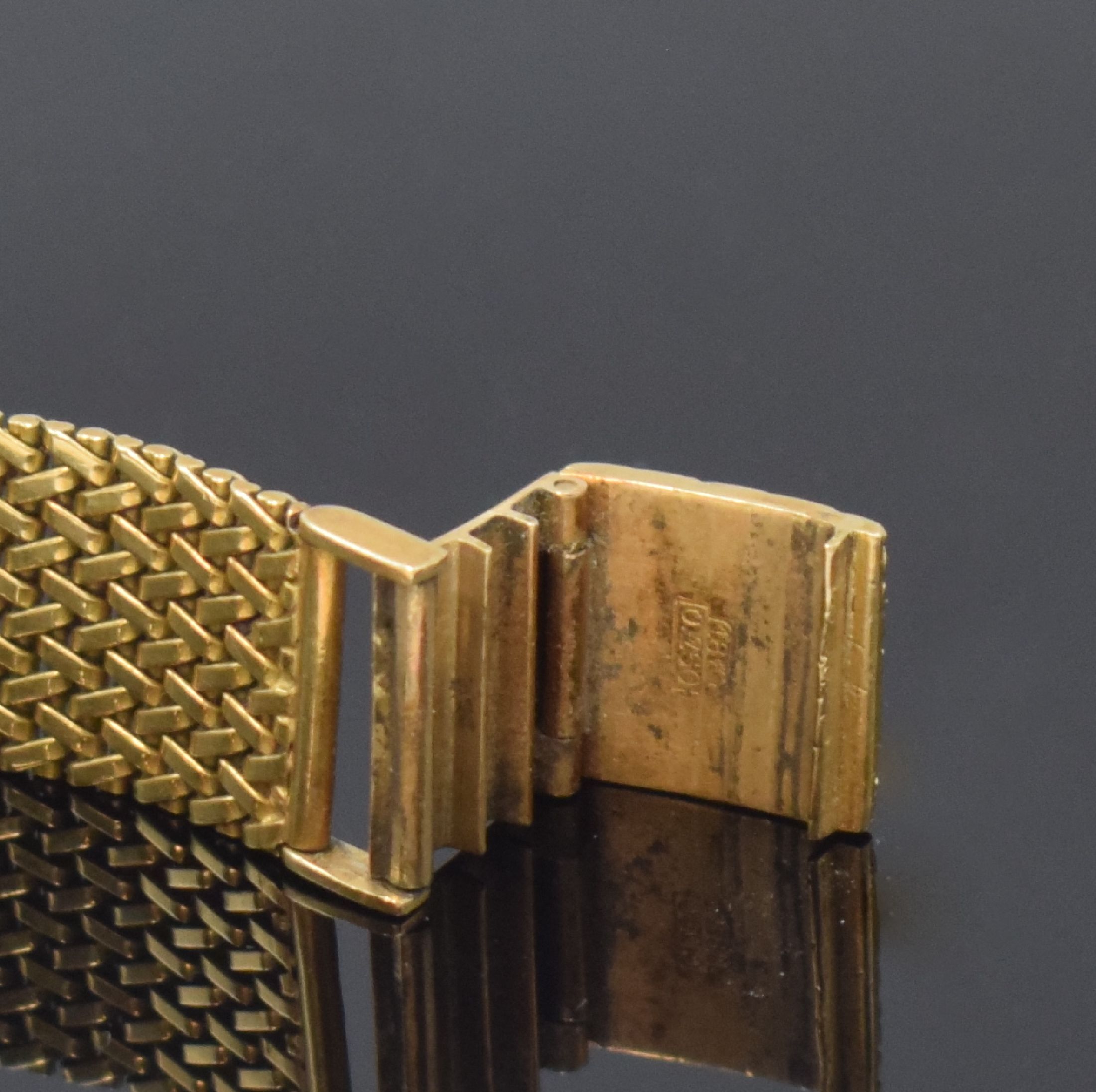 Detail b: IWC Herrenarmbanduhr in GG 750/000, Schweiz um 1957, Automatik, 3-teil. Geh., neutr. GG 750/000 Gliederband, Boden und Glasrand aufgedr., silb. ...