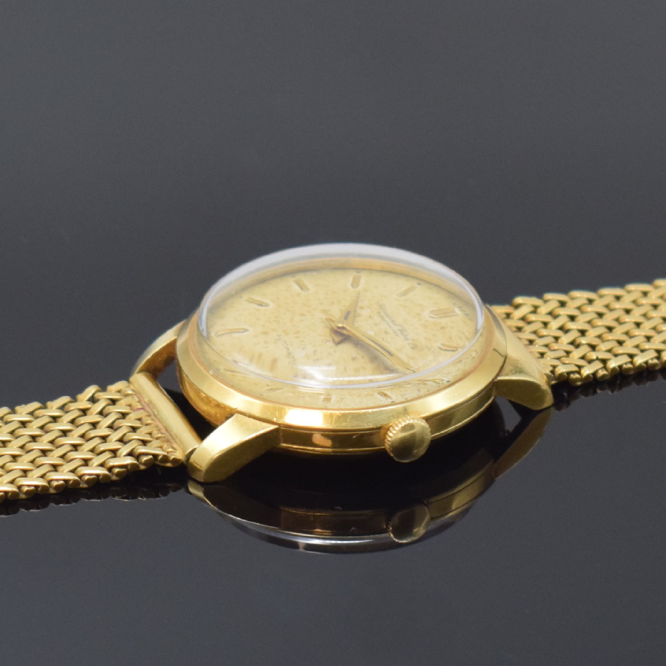 Detail c: IWC Herrenarmbanduhr in GG 750/000, Schweiz um 1957, Automatik, 3-teil. Geh., neutr. GG 750/000 Gliederband, Boden und Glasrand aufgedr., silb. ...